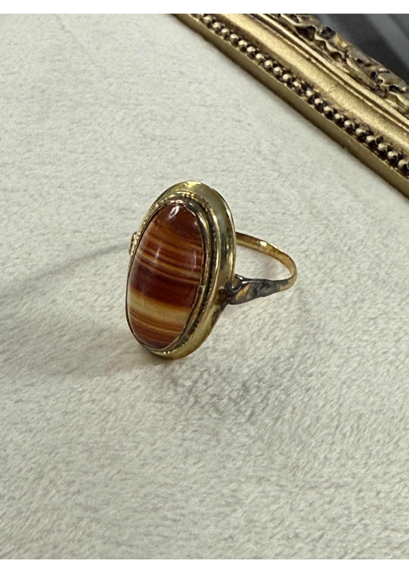 Vintage & Occasion Geelgouden 14k  ring met streep agaat - maat 18