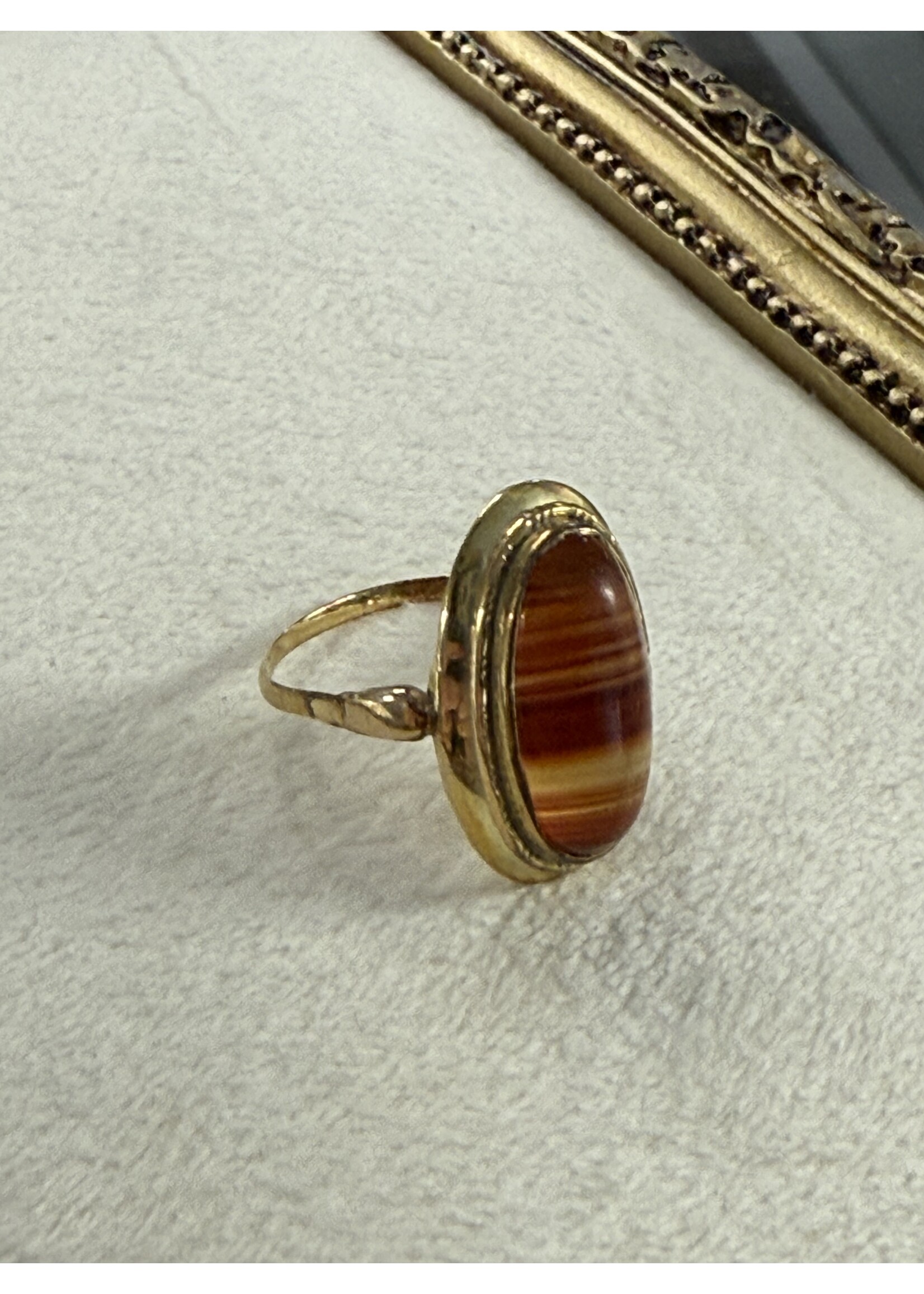 Vintage & Occasion Geelgouden 14k  ring met streep agaat - maat 18