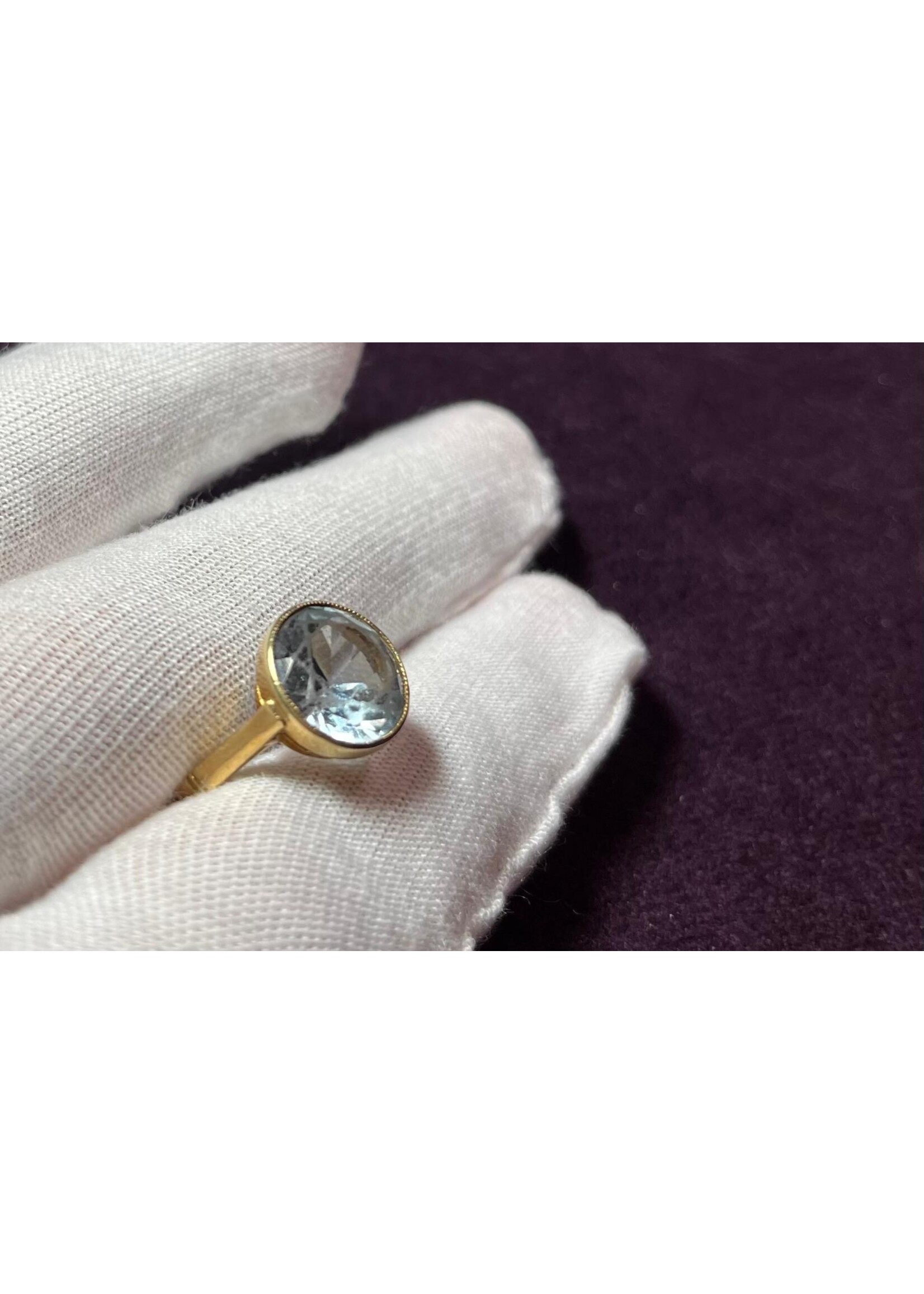Vintage & Occasion Geelgouden occasion ring met blauwe steen - maat 16.5