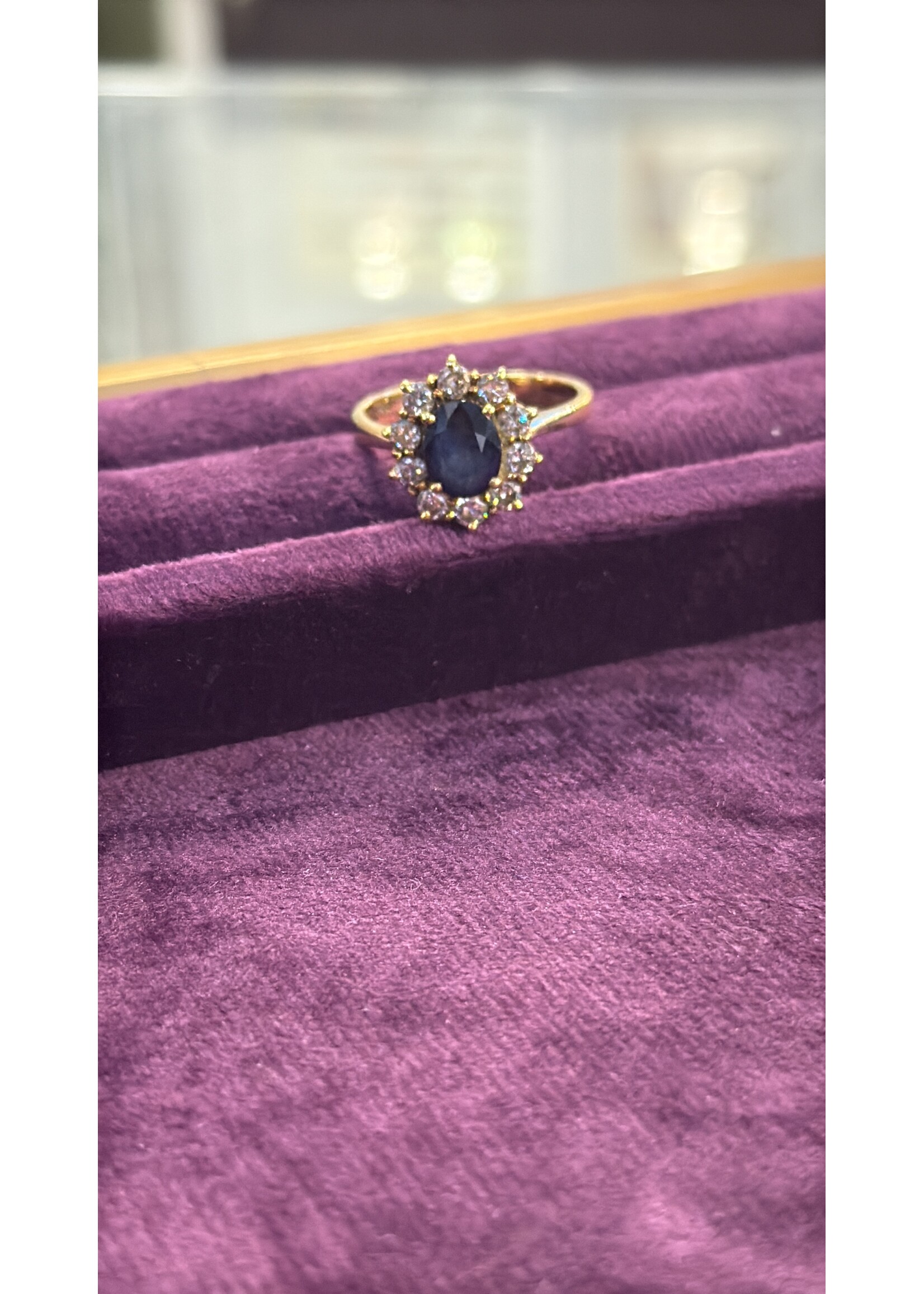 Vintage & Occasion Geelgouden ring met saffier en briljant