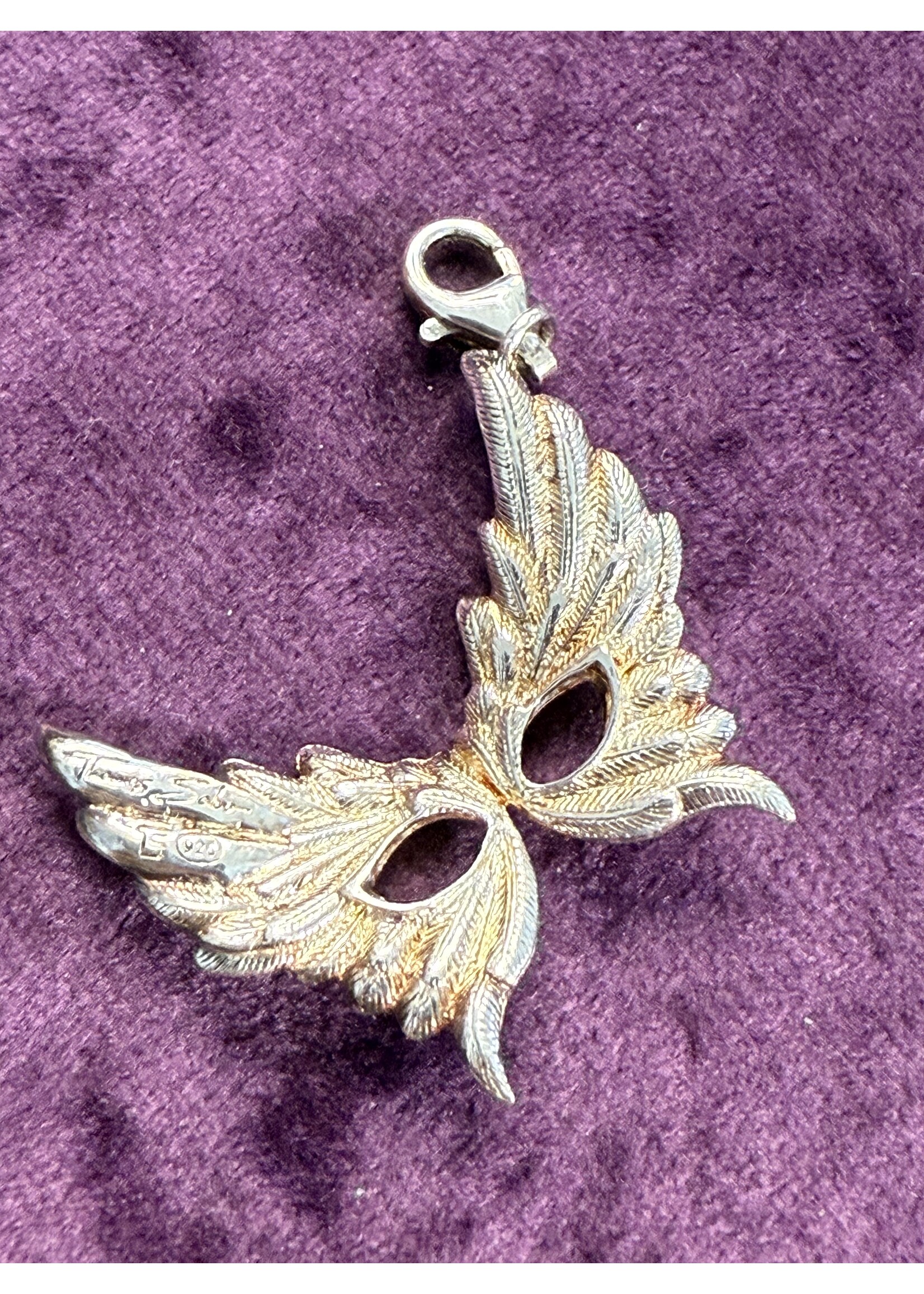 Vintage & Occasion Occasion zilveren charm masker met veren