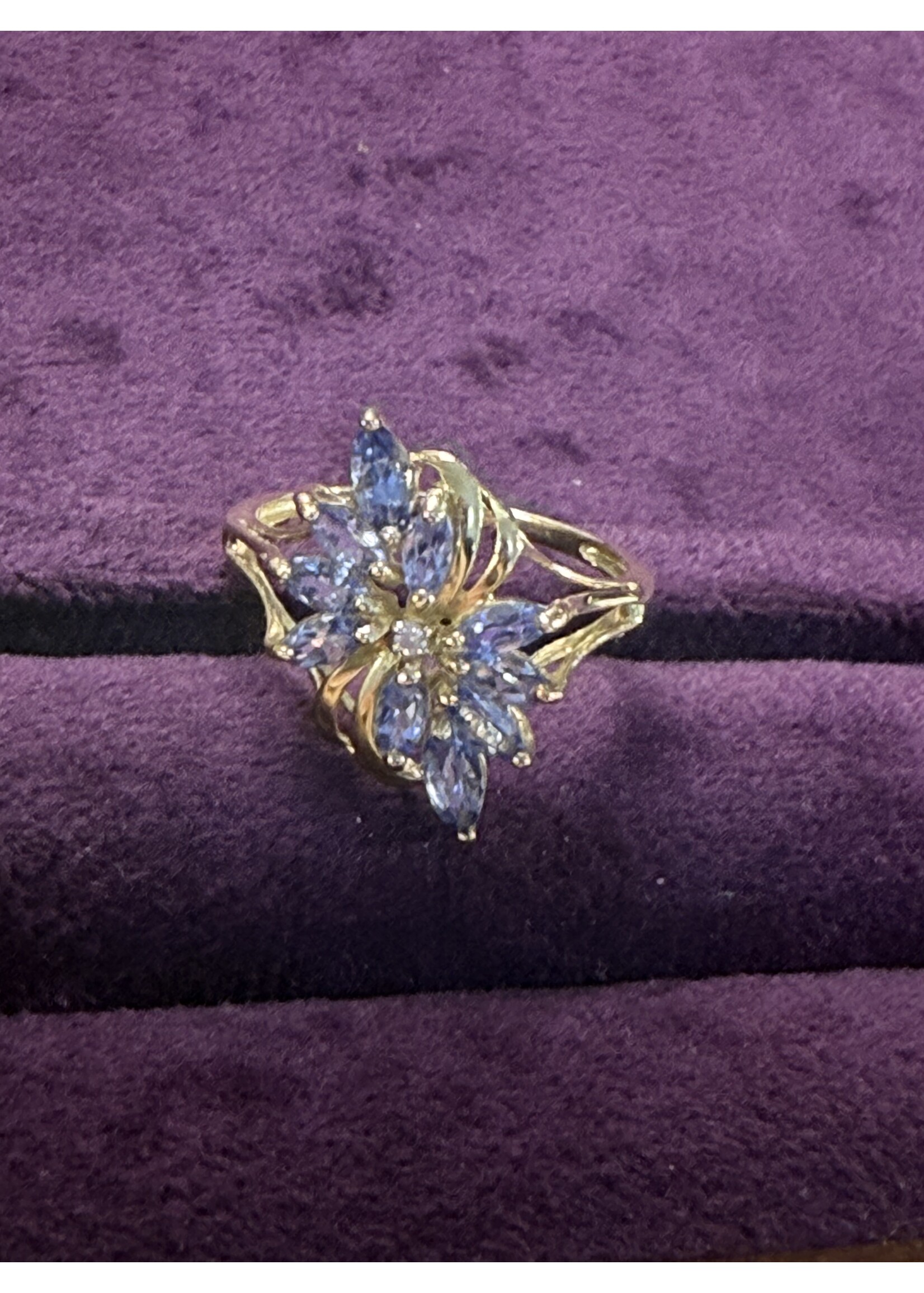 Vintage & Occasion Vintage & Occasion Geelgouden ring met paarse steentjes in bloem