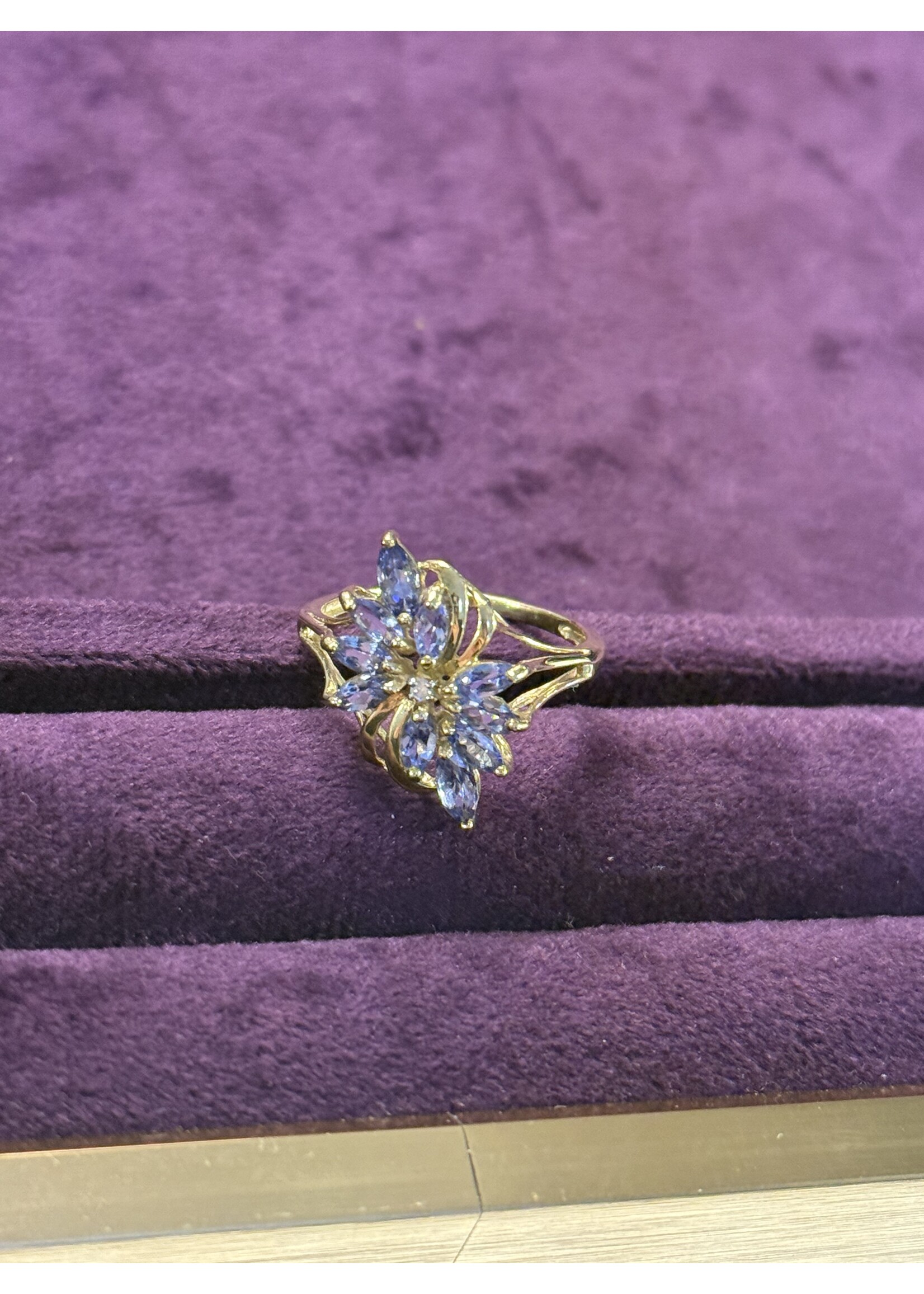 Vintage & Occasion Geelgouden ring met paarse steentje bloem  - maat 19.75