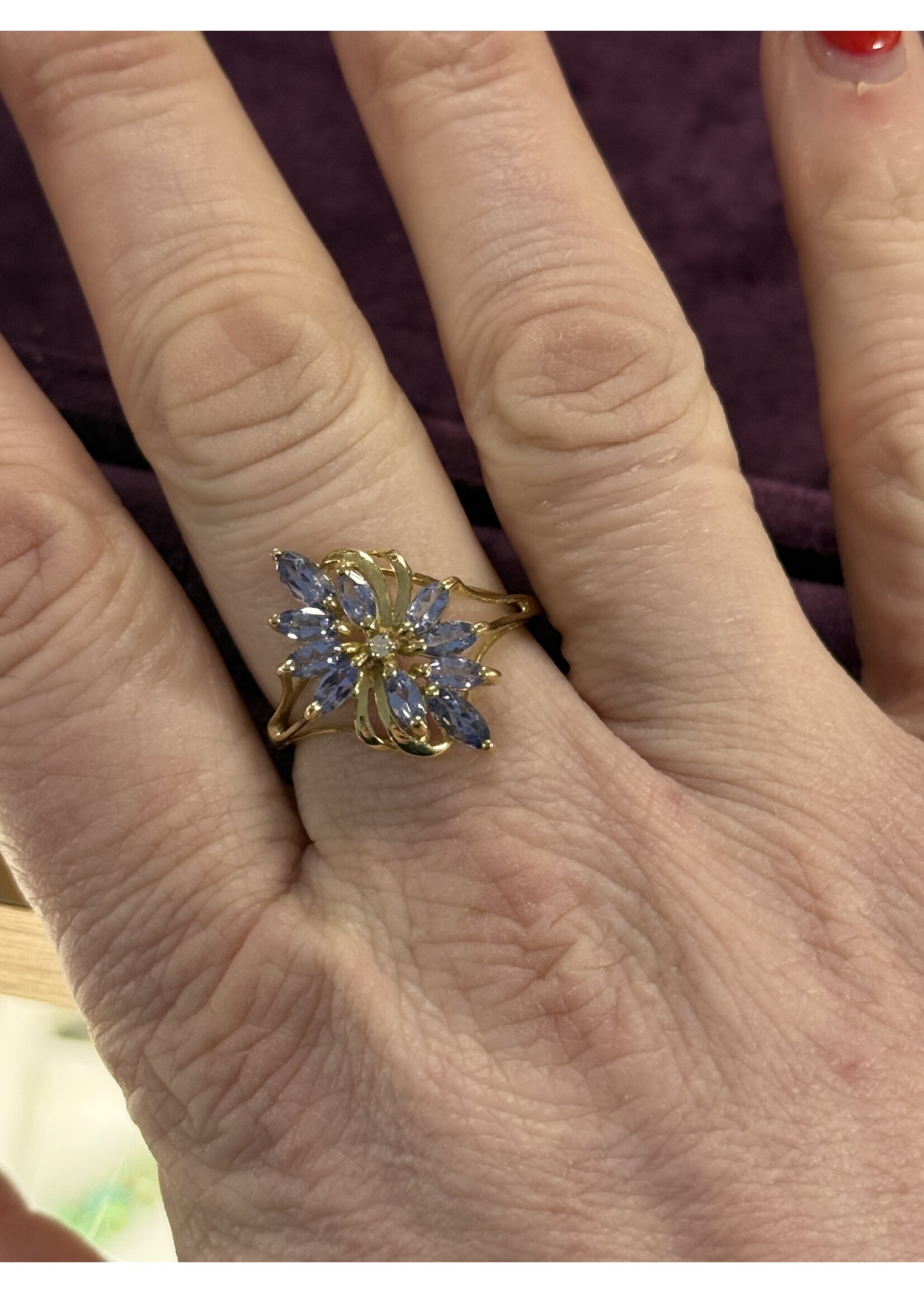 Vintage & Occasion Geelgouden ring met paarse steentje bloem  - maat 19.75