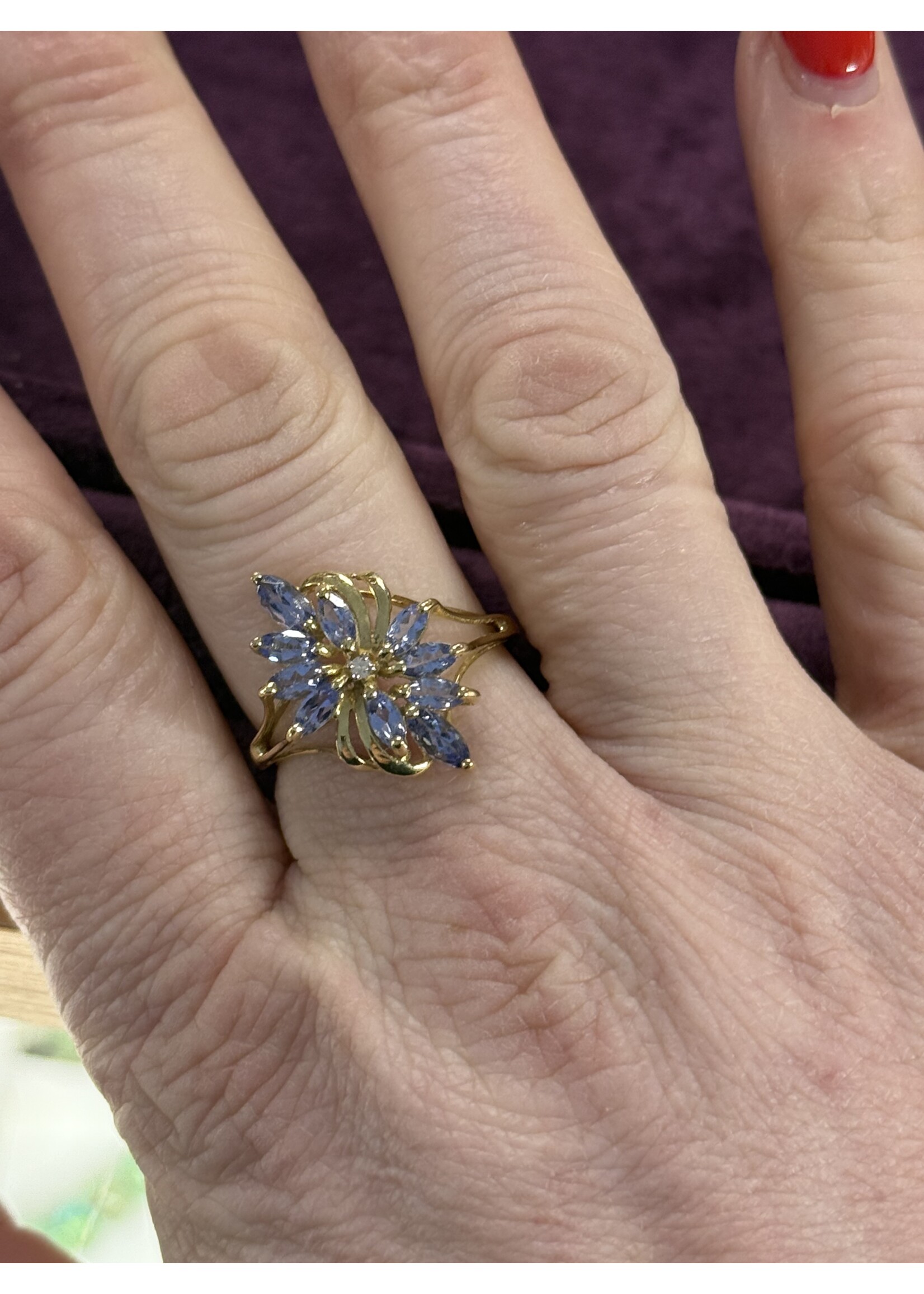 Vintage & Occasion Geelgouden ring met paarse steentje bloem  - maat 19.75
