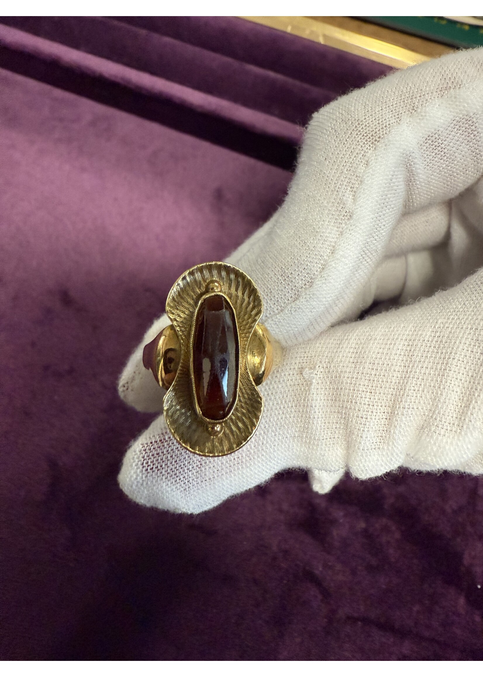 Vintage & Occasion Geelgouden  14k  ring met granaat  - maat 18