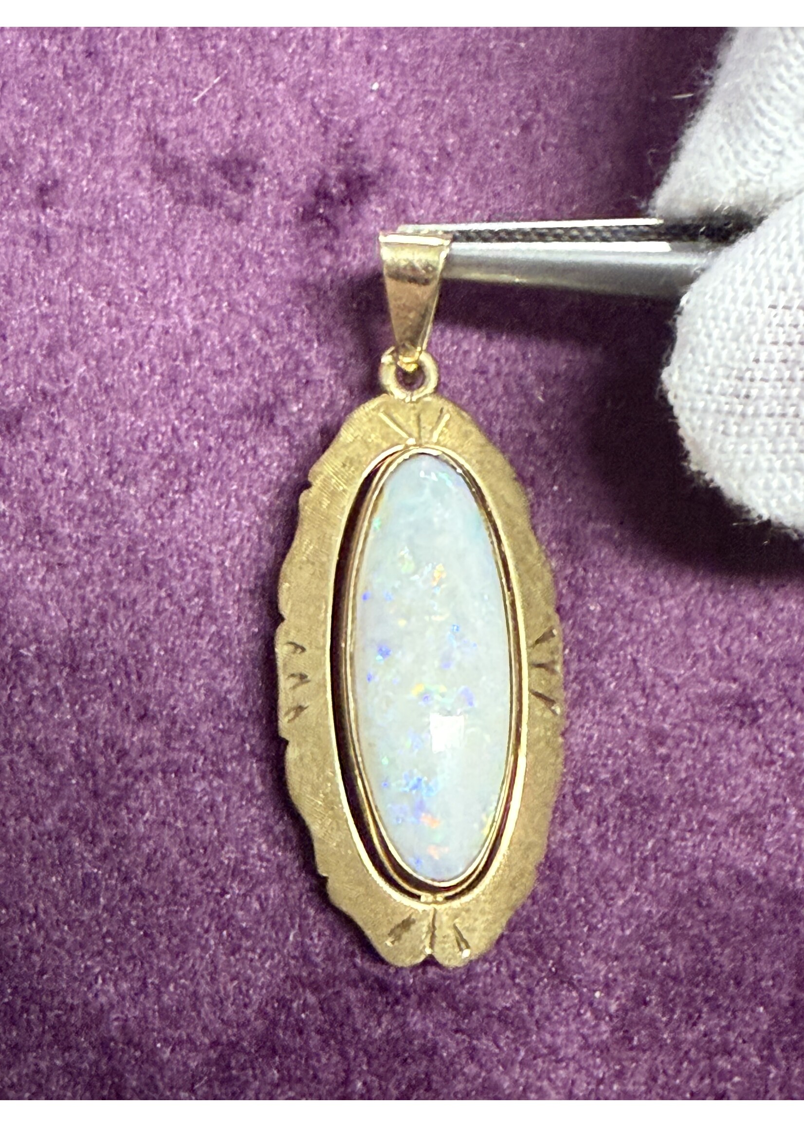 Vintage & Occasion Geelgouden 14 k hanger opaal