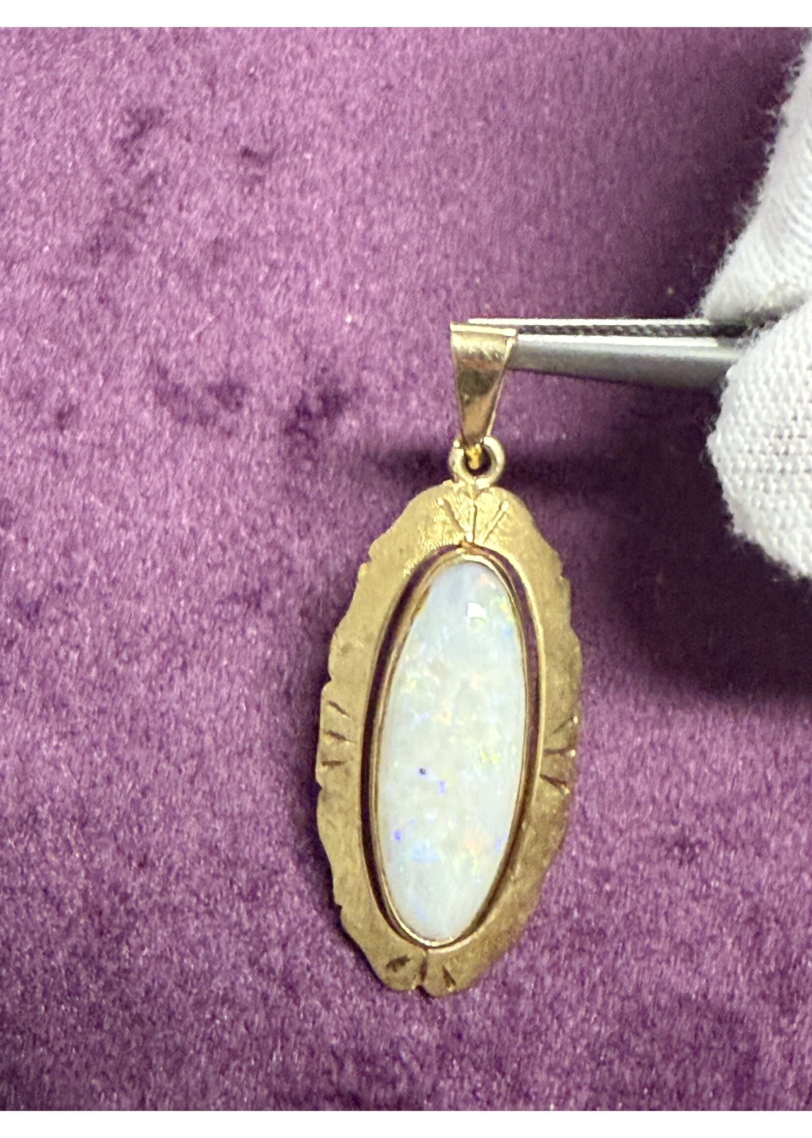 Vintage & Occasion Geelgouden 14 k hanger opaal