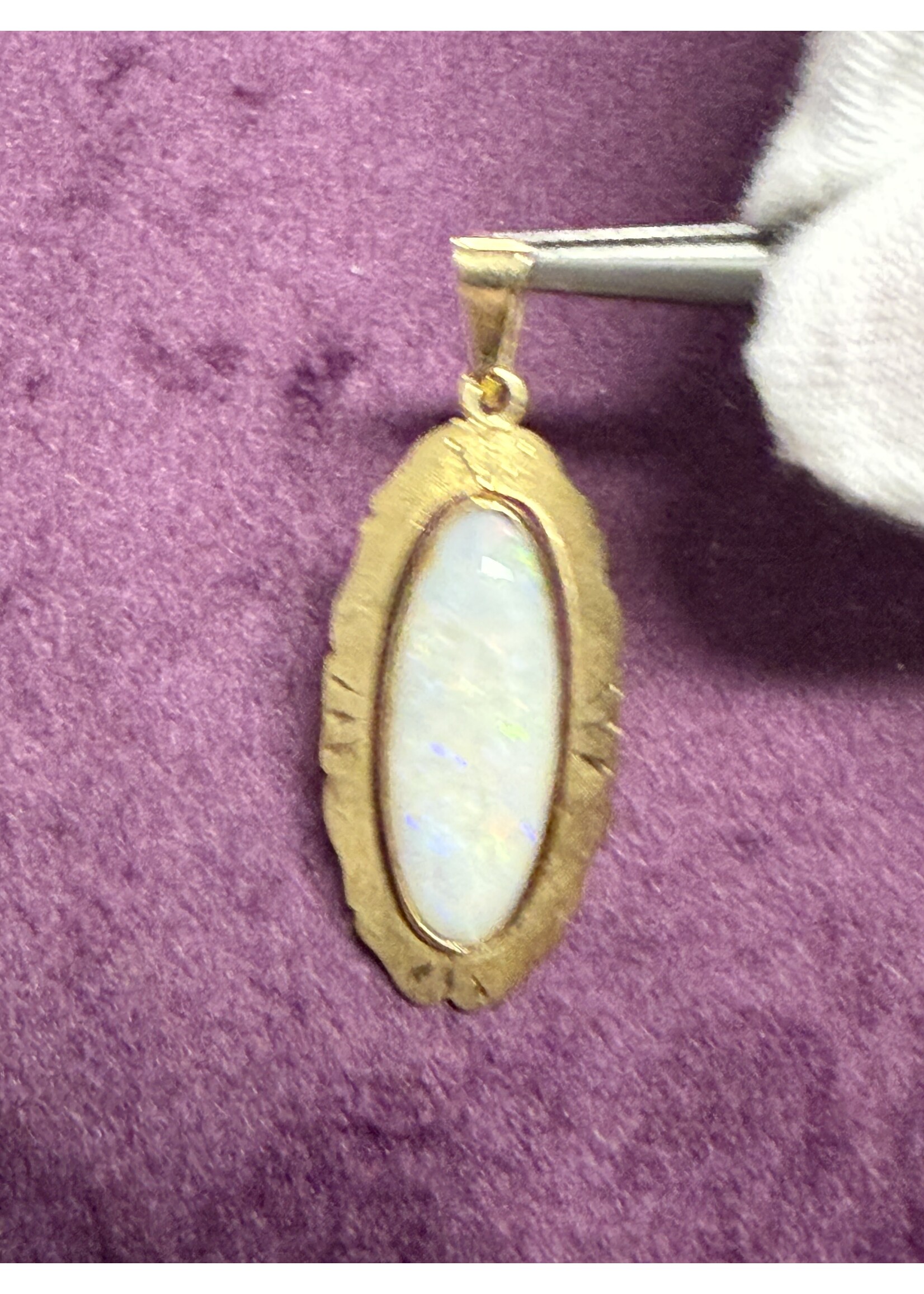 Vintage & Occasion Geelgouden 14 k hanger opaal