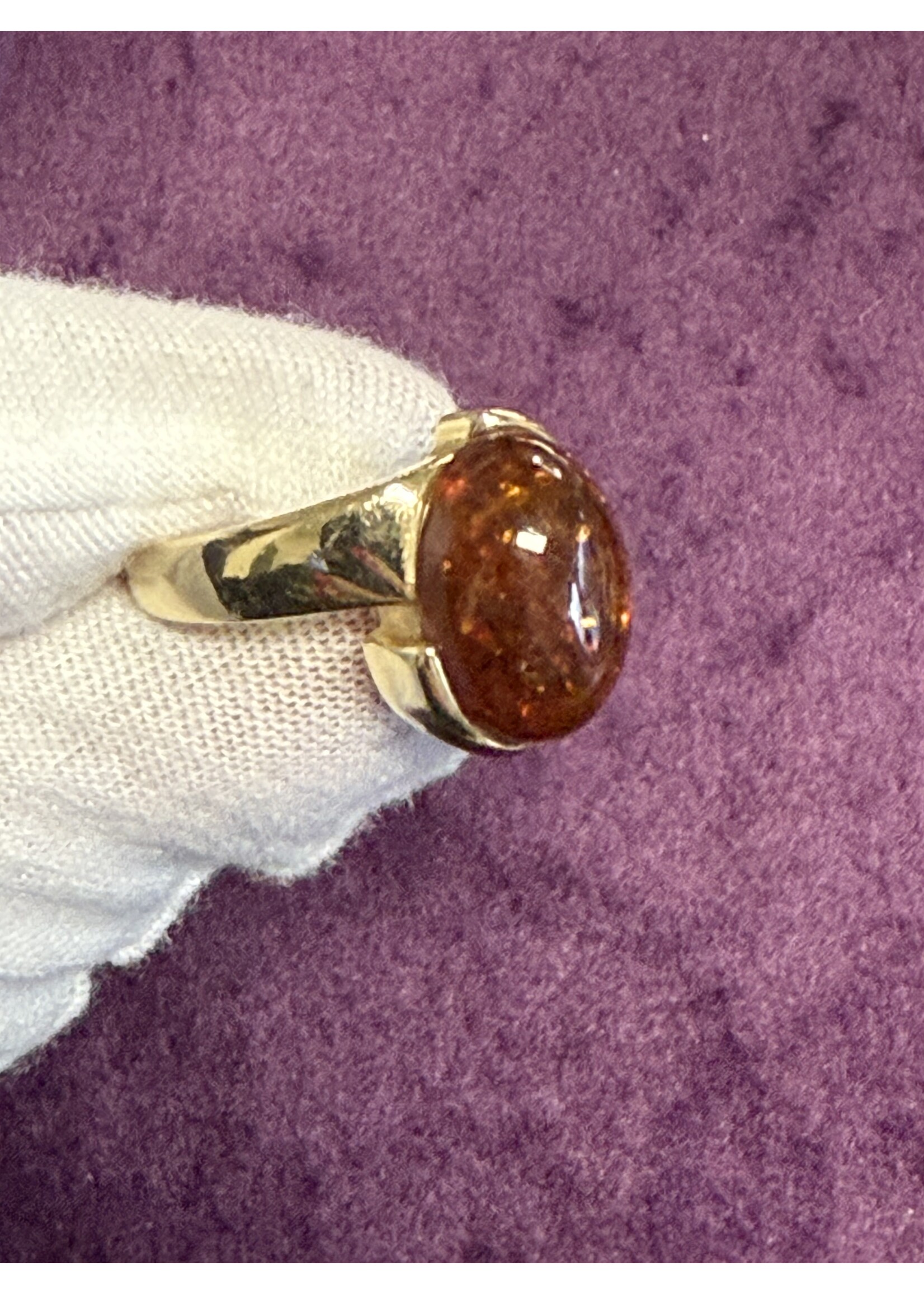 Geelgouden 14 k  ring met barnsteen - maat 17