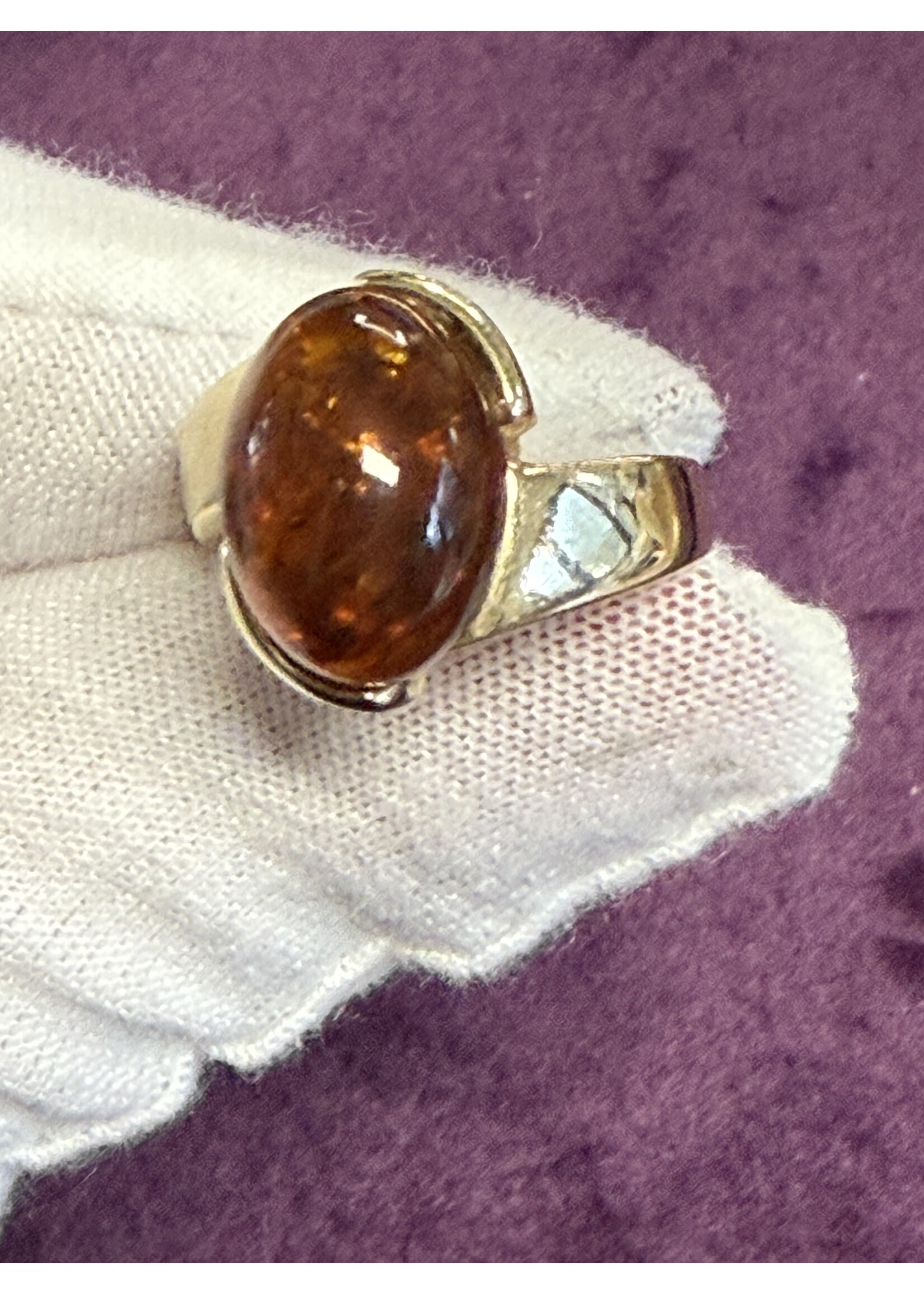 Geelgouden 14 k  ring met barnsteen - maat 17