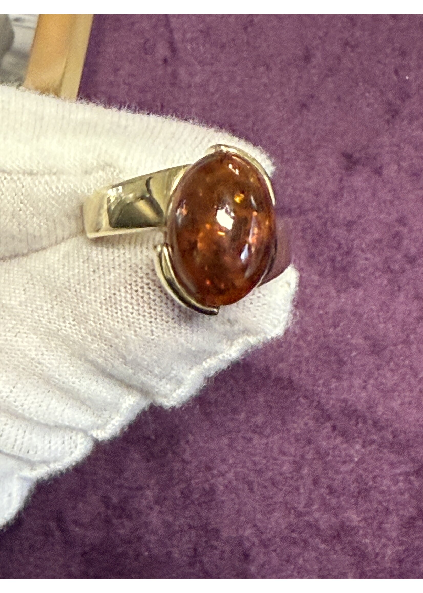 Geelgouden 14 k  ring met barnsteen - maat 17