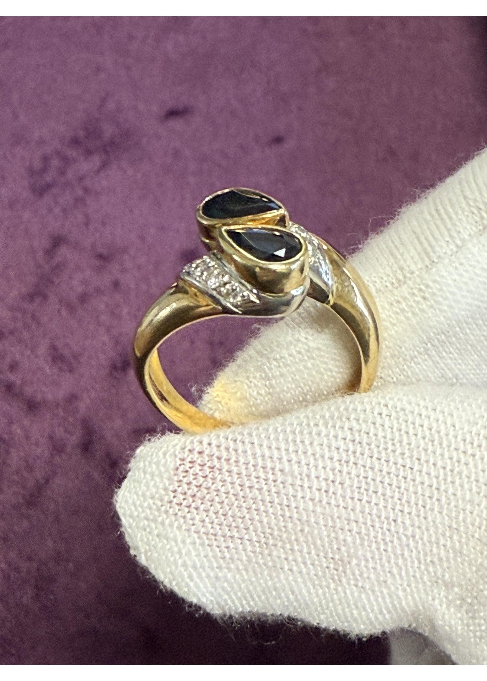 Vintage & Occasion Geelgouden art deco ring met briljant en saffier - maat 15.75