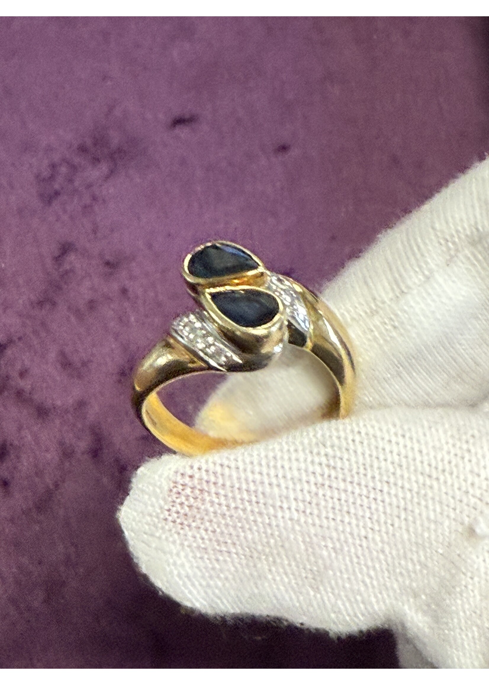 Vintage & Occasion Geelgouden art deco ring met briljant en saffier - maat 15.75