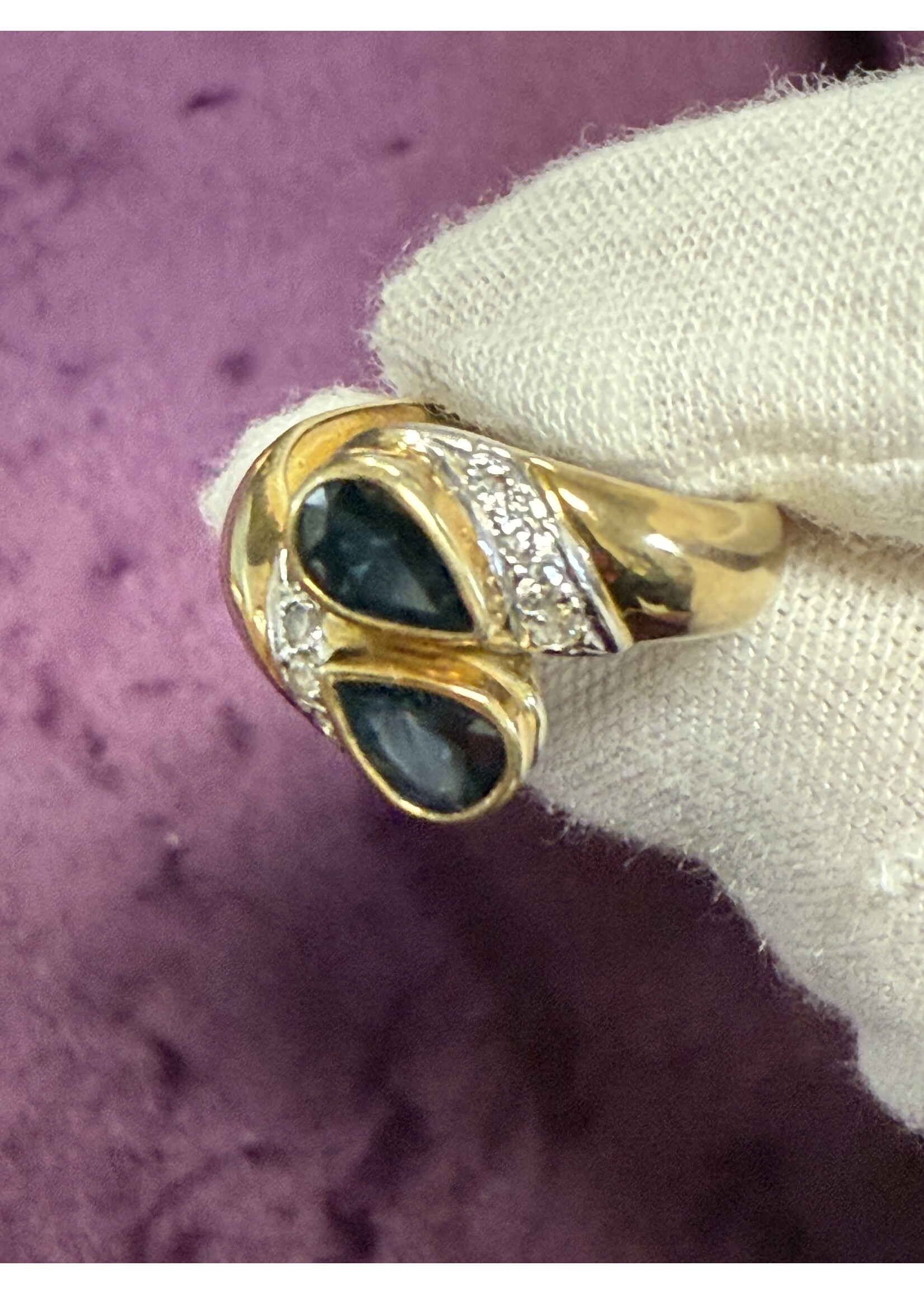 Vintage & Occasion Geelgouden art deco ring met briljant en saffier - maat 15.75