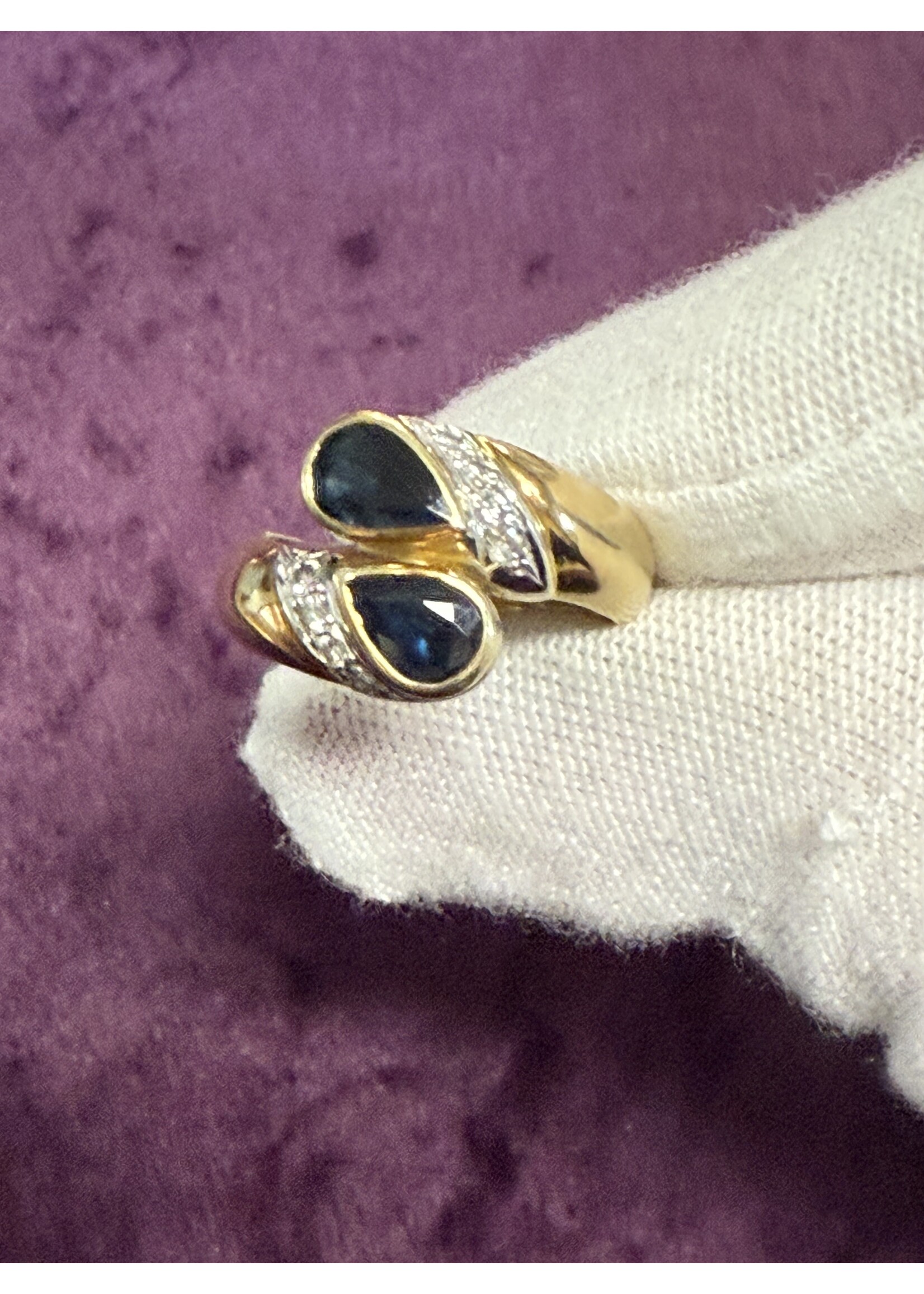 Vintage & Occasion Geelgouden art deco ring met briljant en saffier - maat 15.75
