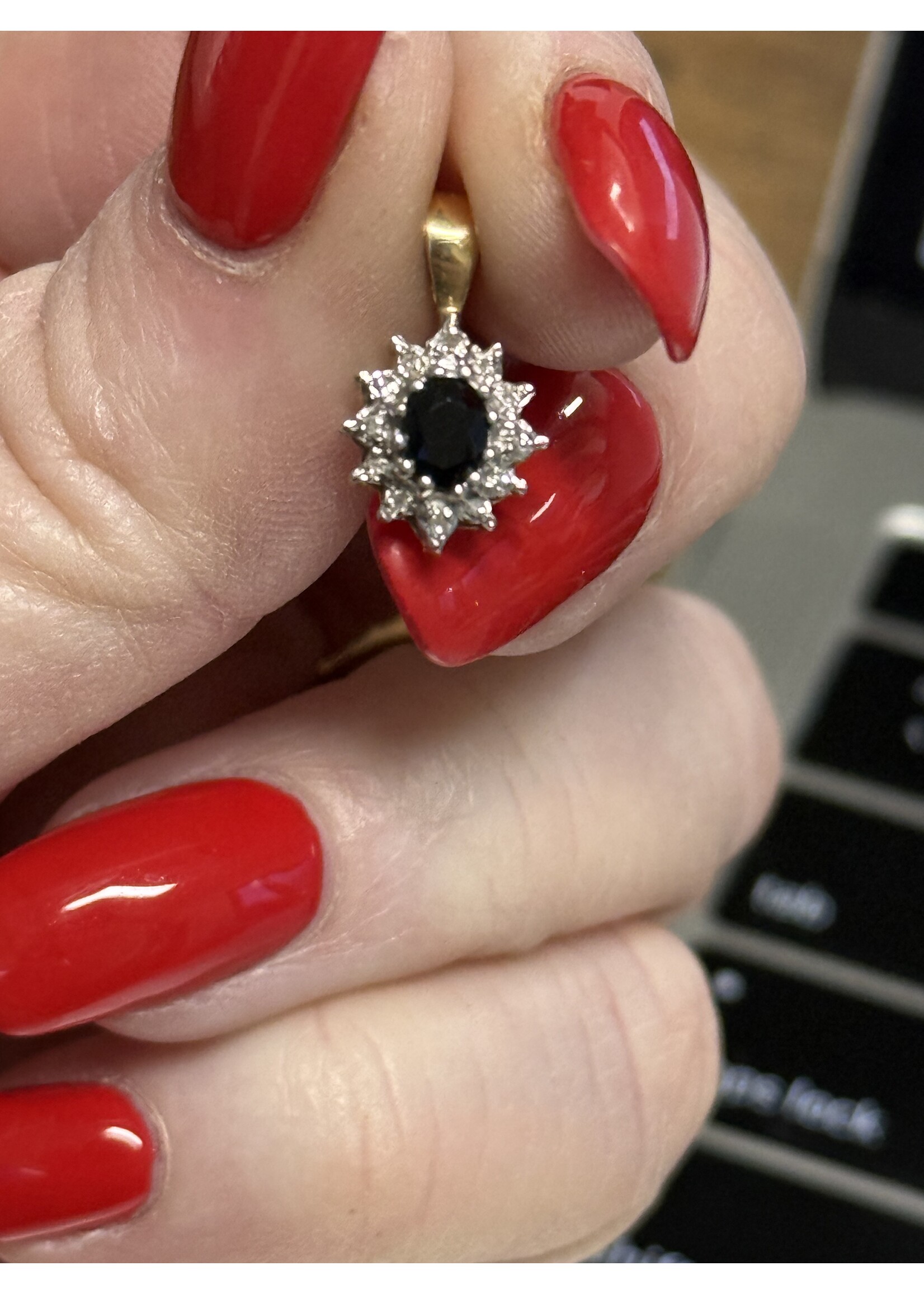 Vintage & Occasion Geelgouden hanger model lady di met diamant en saffier