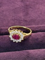 Vintage & Occasion Geelgouden ring met robijn en zirkonia - maat 17