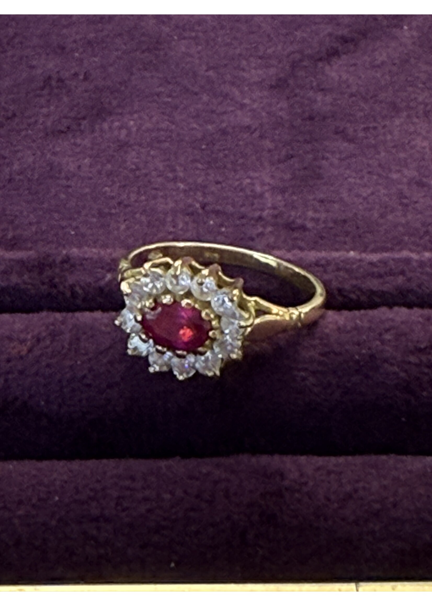 Vintage & Occasion Geelgouden ring met robijn en zirkonia - maat 17