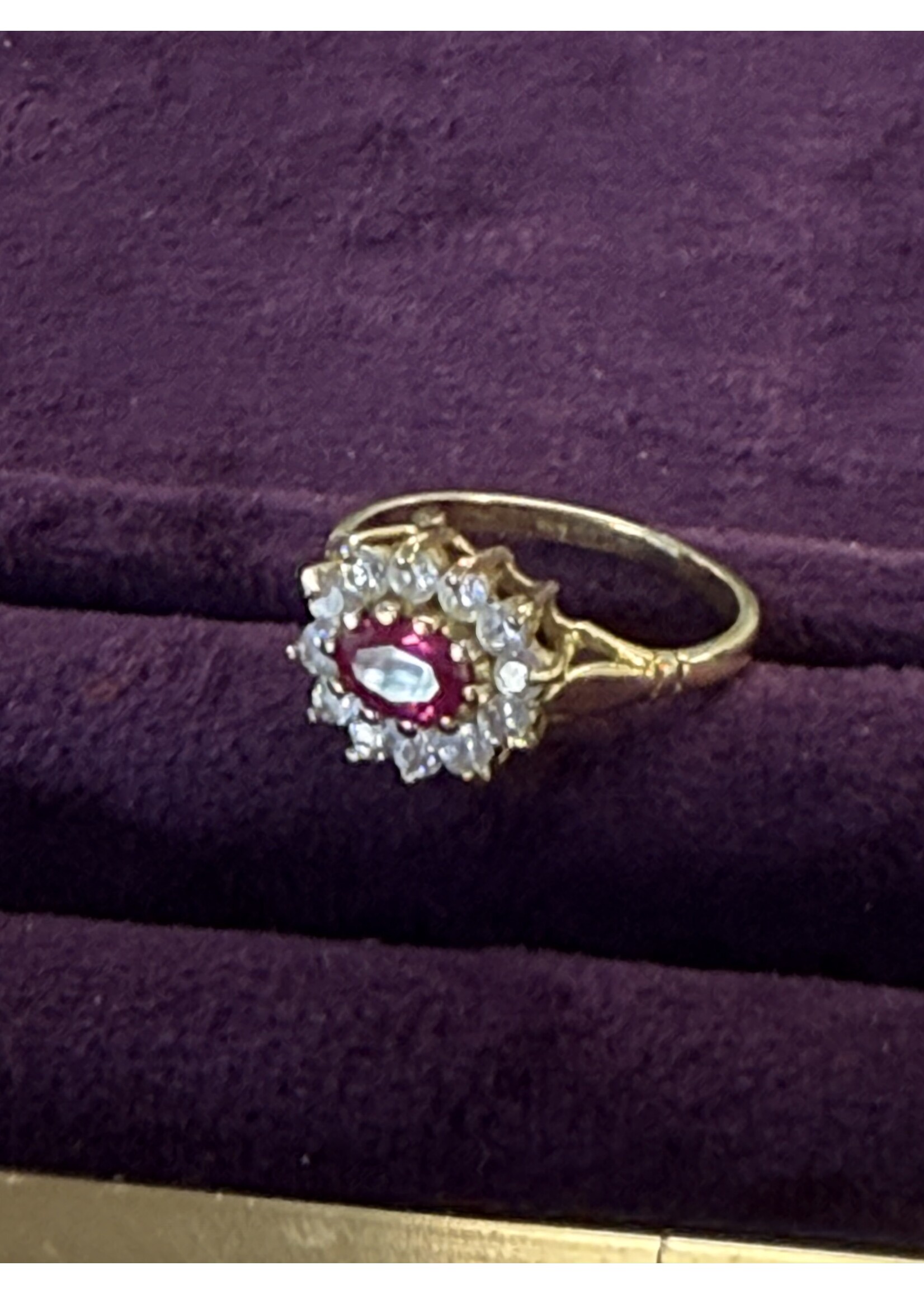 Vintage & Occasion Geelgouden ring met robijn en zirkonia - maat 17