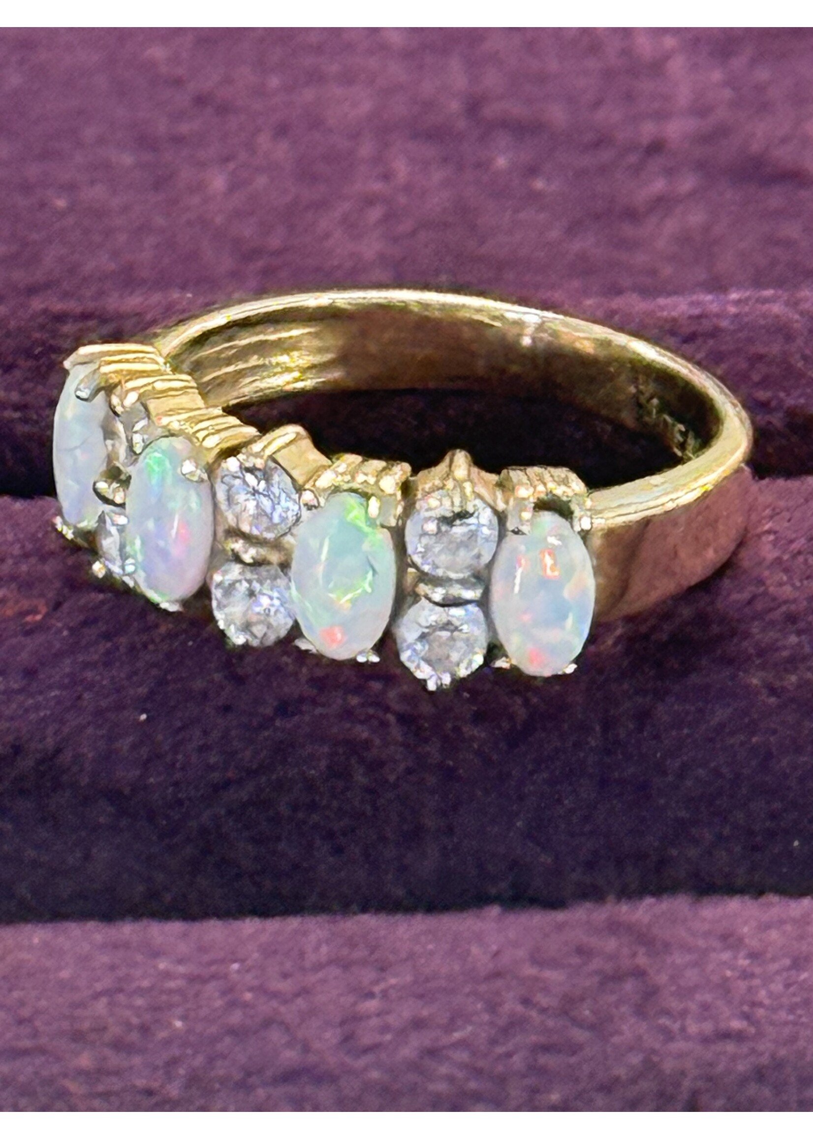 Vintage & Occasion Geelgouden ring met opaal en zirkonia - maat 17.5
