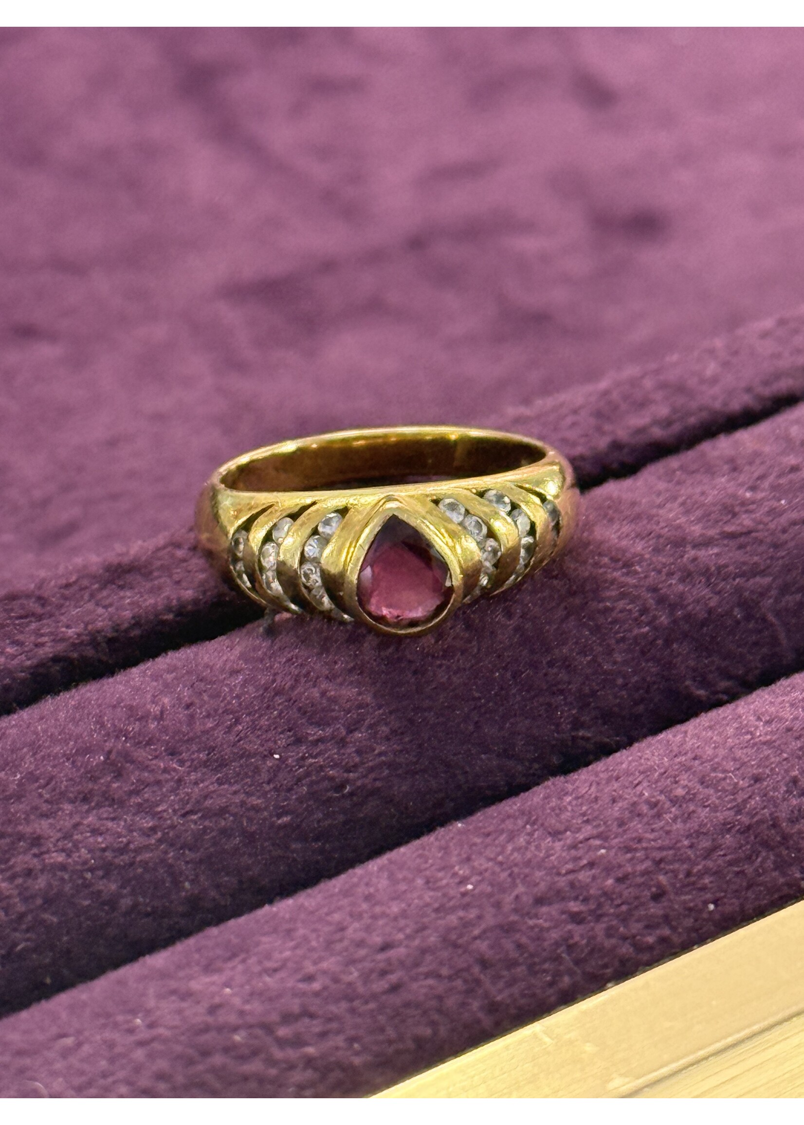Vintage & Occasion Geelgouden ring met robijn en briljant  - maat 17
