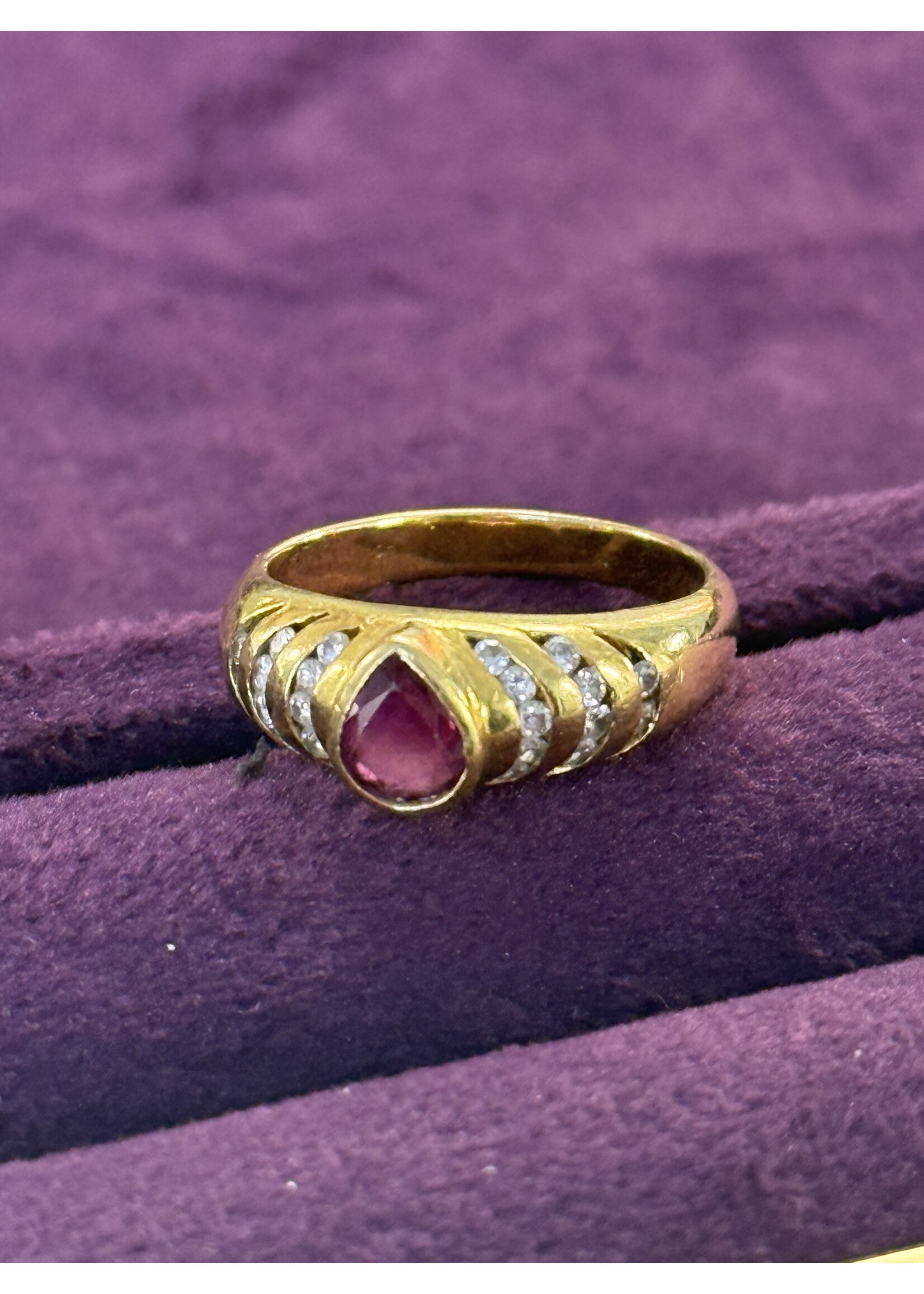 Vintage & Occasion Geelgouden ring met robijn en briljant  - maat 17