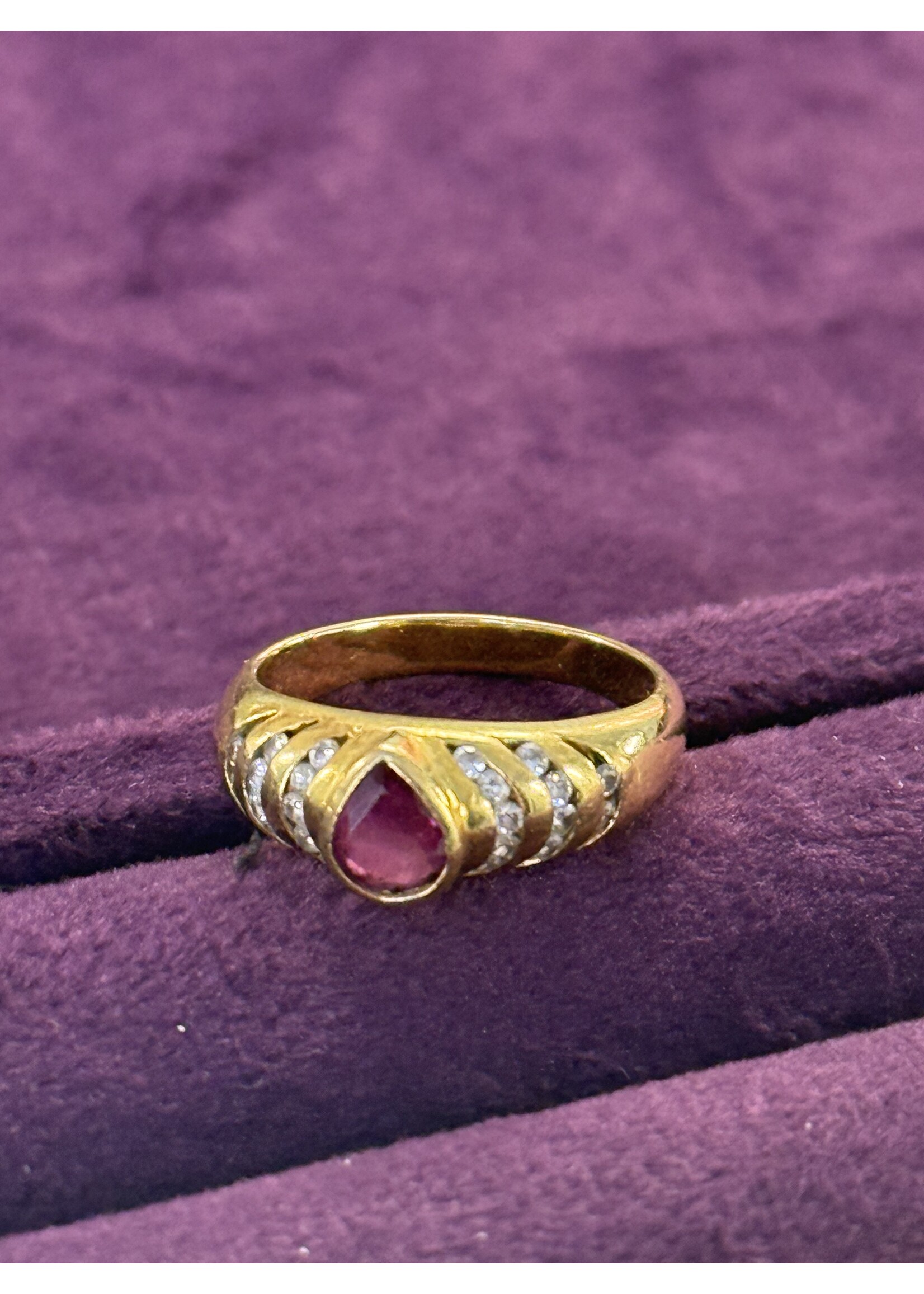 Vintage & Occasion Geelgouden ring met robijn en briljant  - maat 17