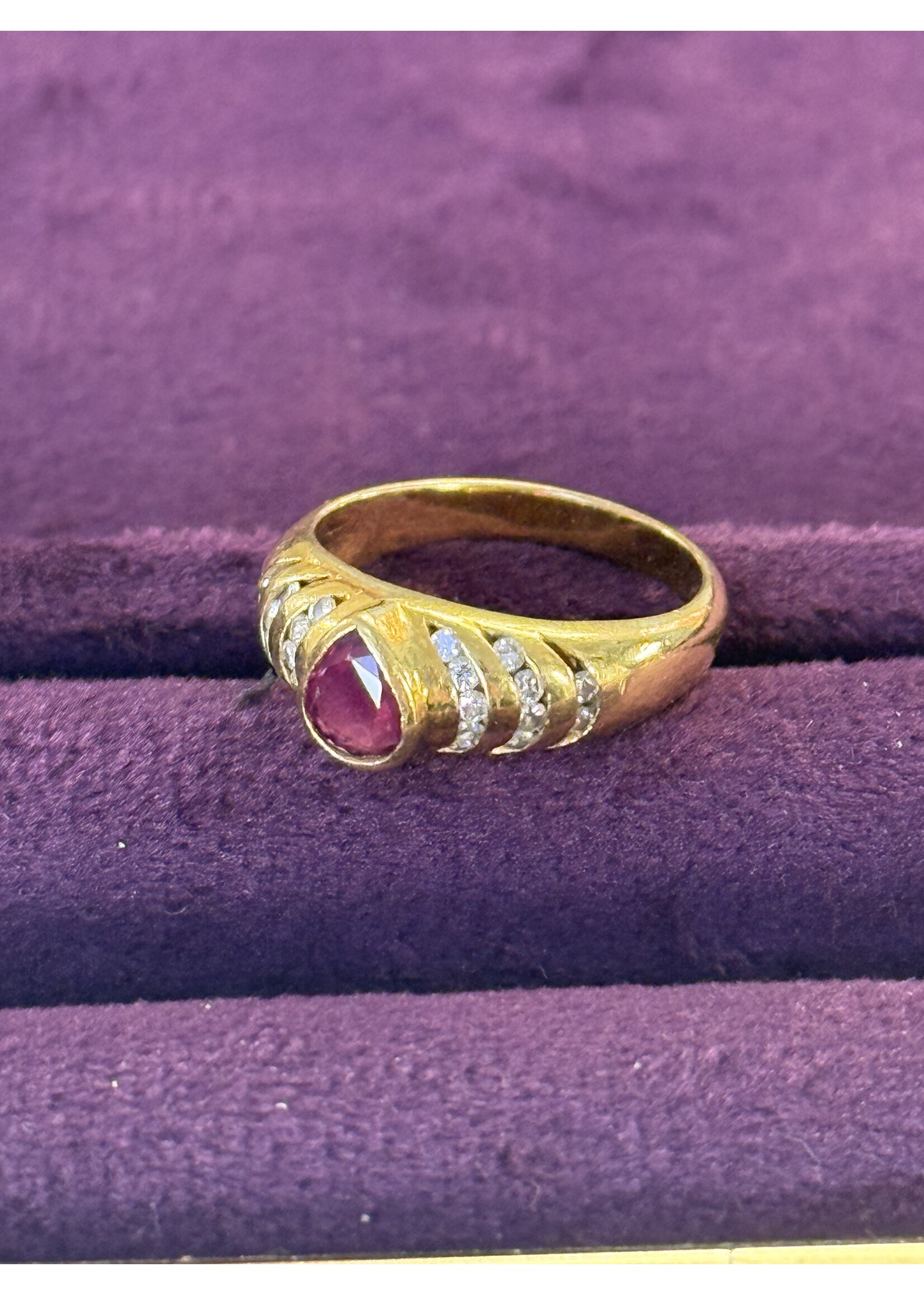 Vintage & Occasion Geelgouden ring met robijn en briljant  - maat 17