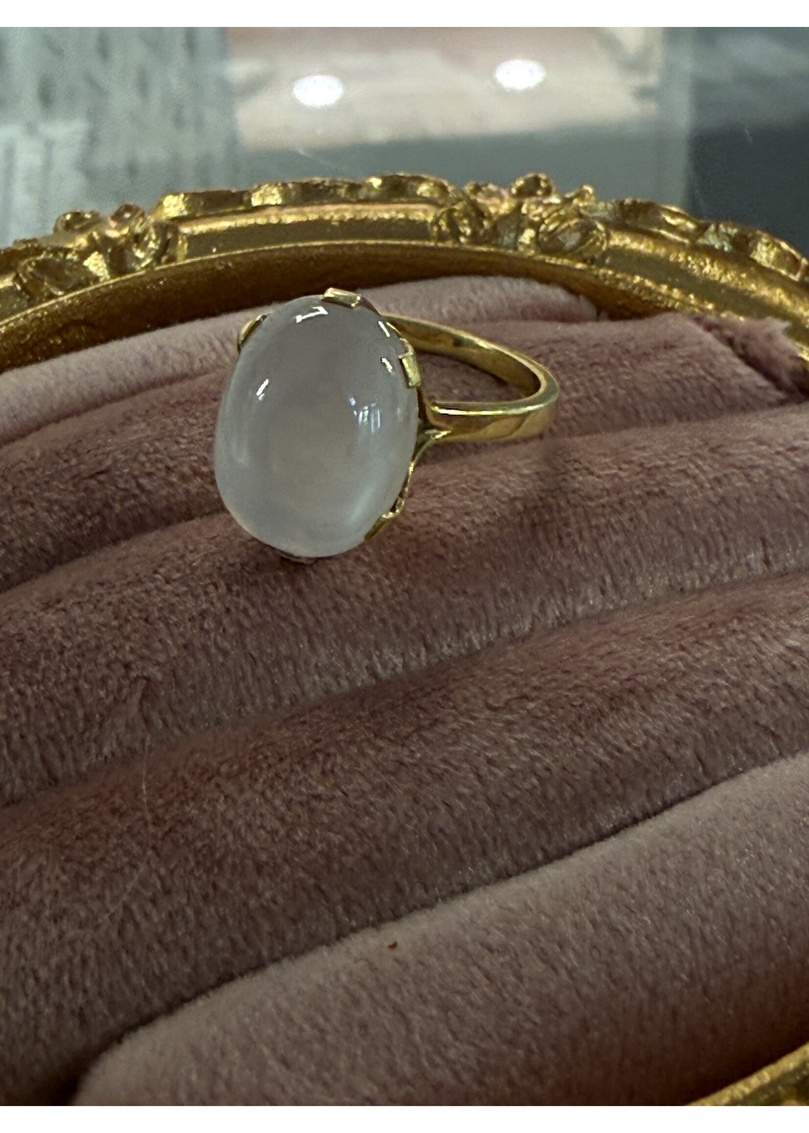 Vintage & Occasion Geelgouden  14 k ring met maansteen - maat 17,5