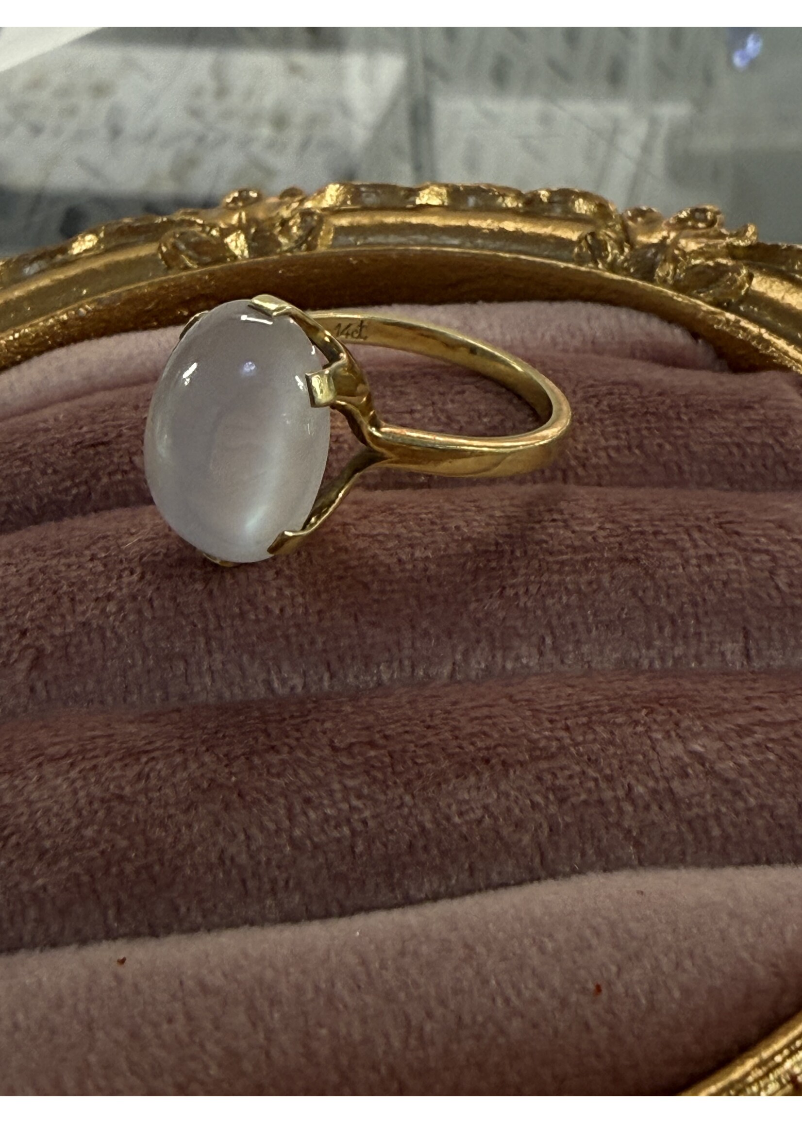 Vintage & Occasion Geelgouden  14 k ring met maansteen - maat 17,5