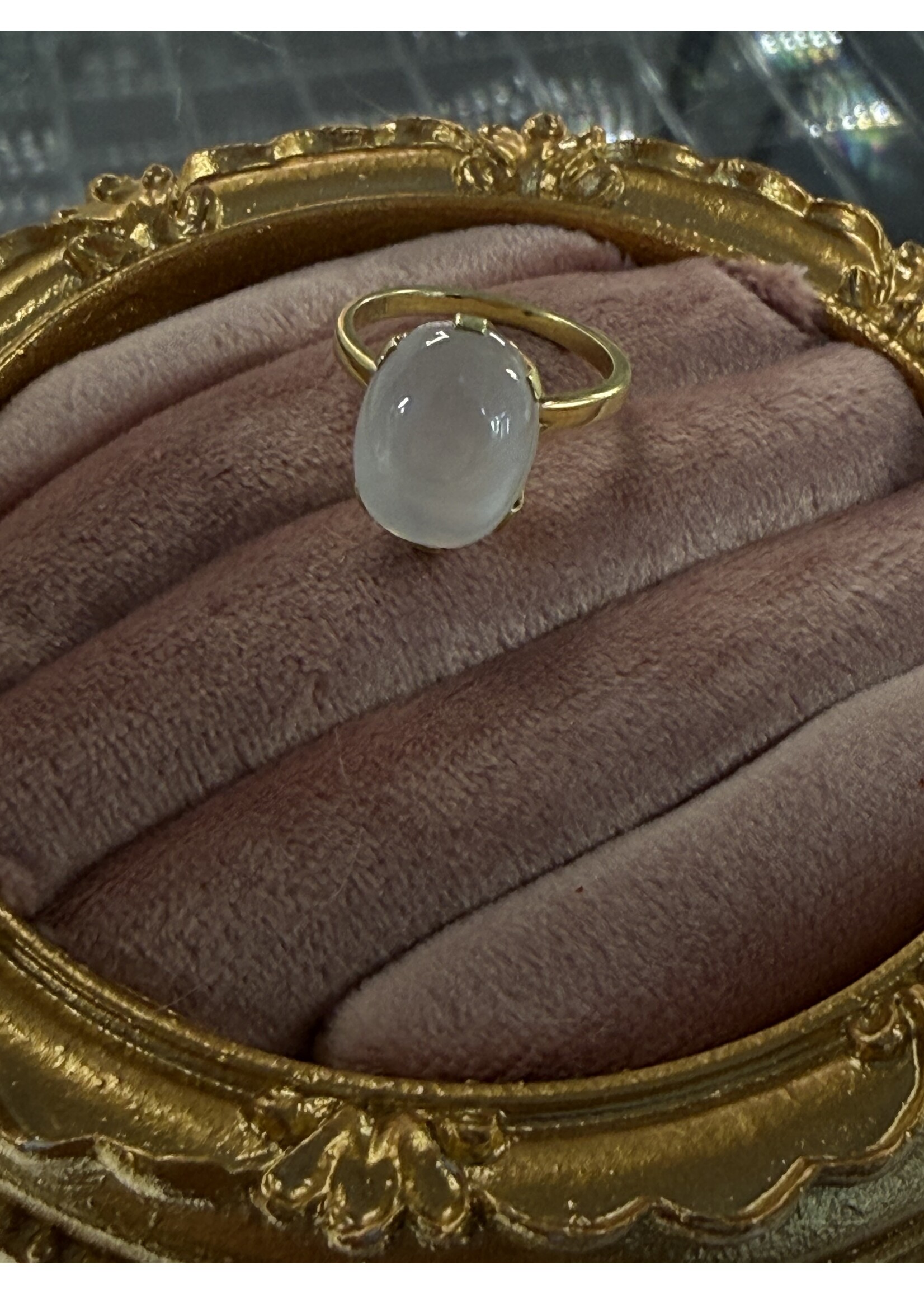 Vintage & Occasion Geelgouden  14 k ring met maansteen - maat 17,5