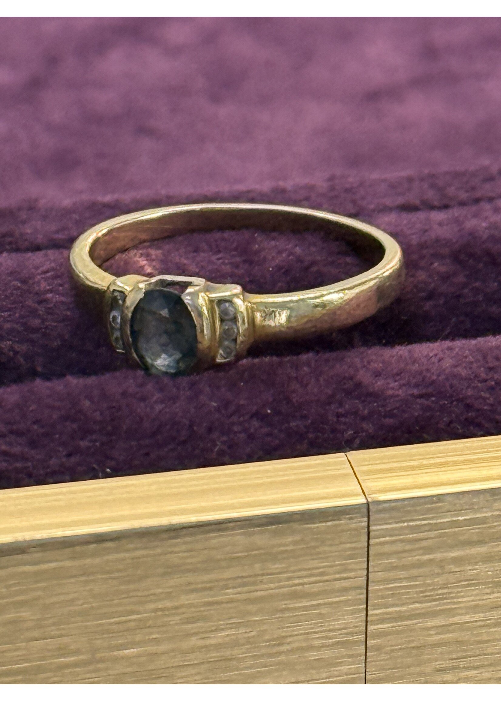 Vintage & Occasion Geelgouden ring met saffier en briljant - maat 19.25