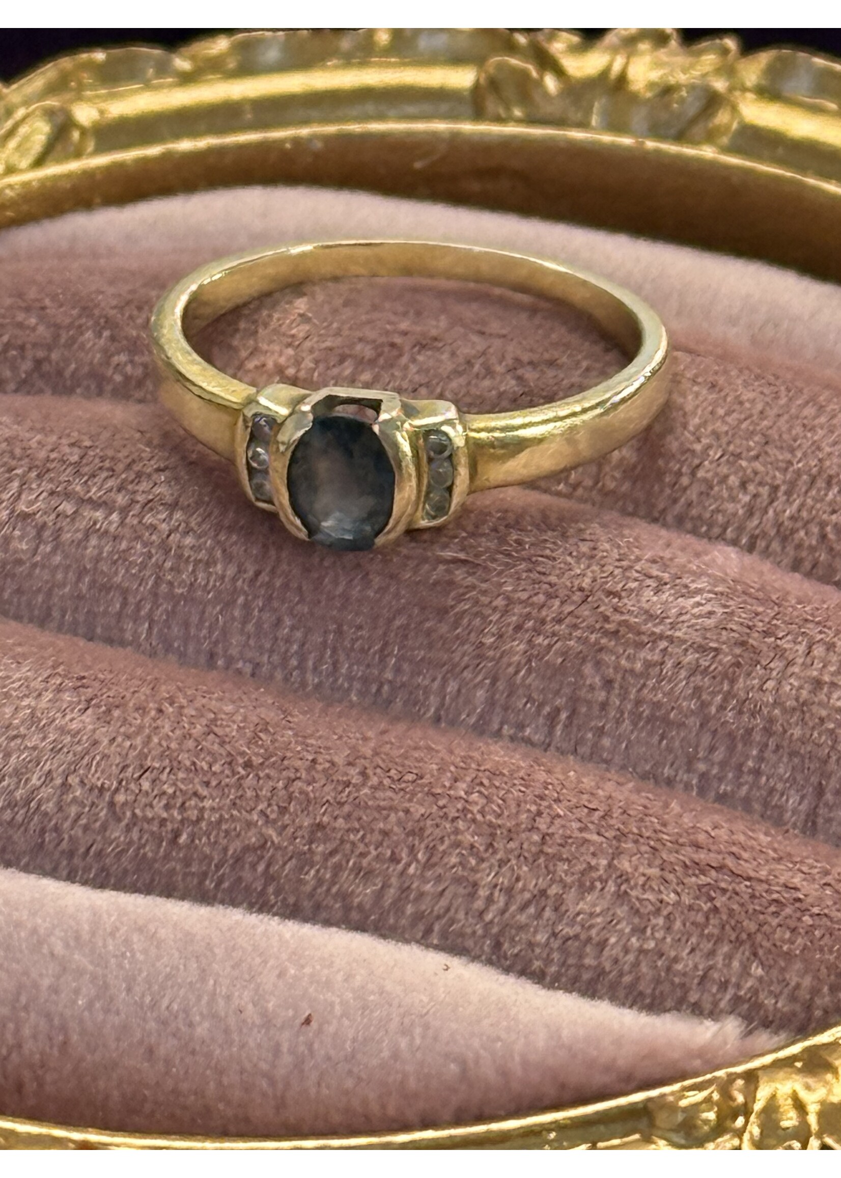 Vintage & Occasion Geelgouden ring met saffier en briljant - maat 19.25