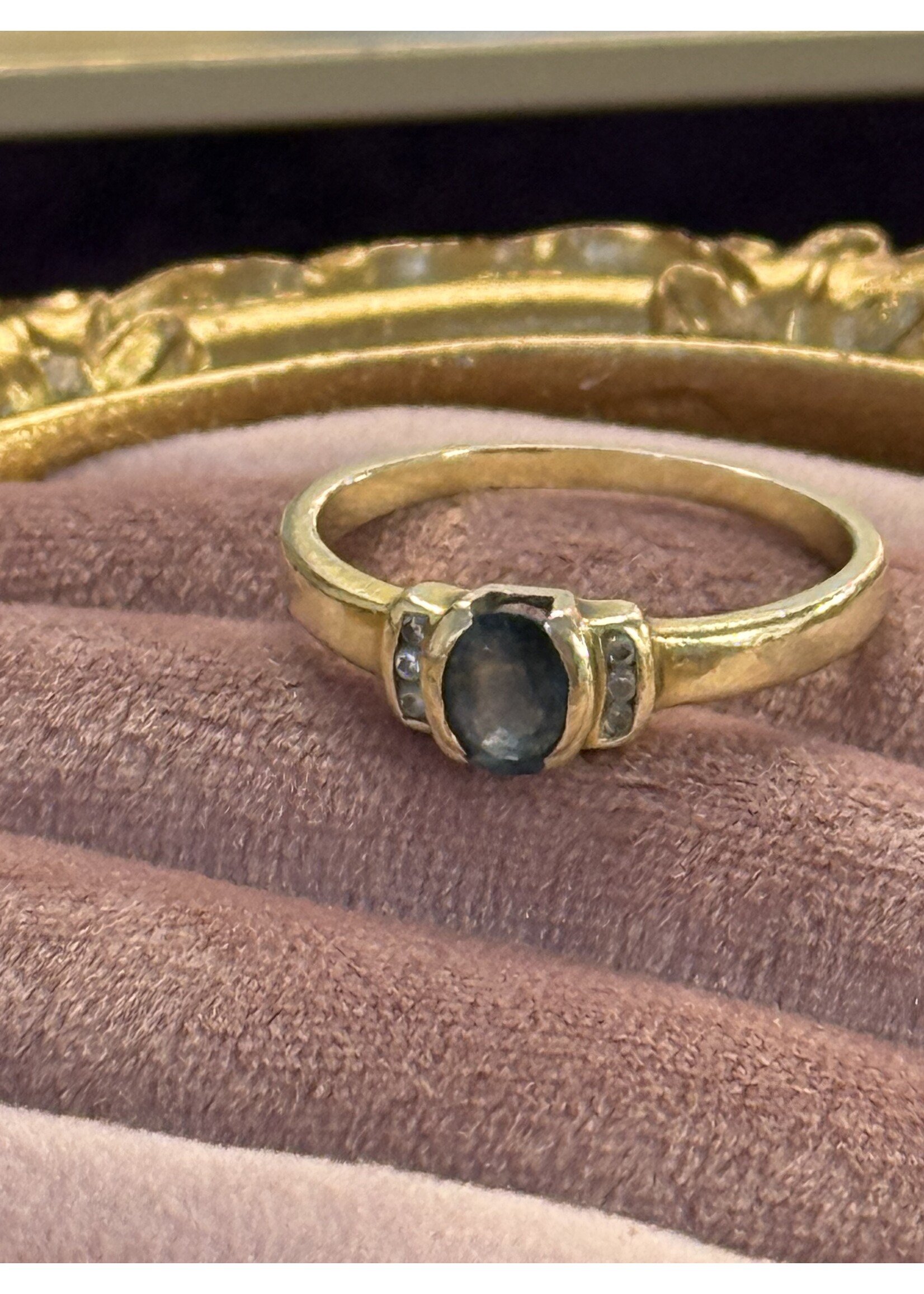 Vintage & Occasion Geelgouden ring met saffier en briljant - maat 19.25