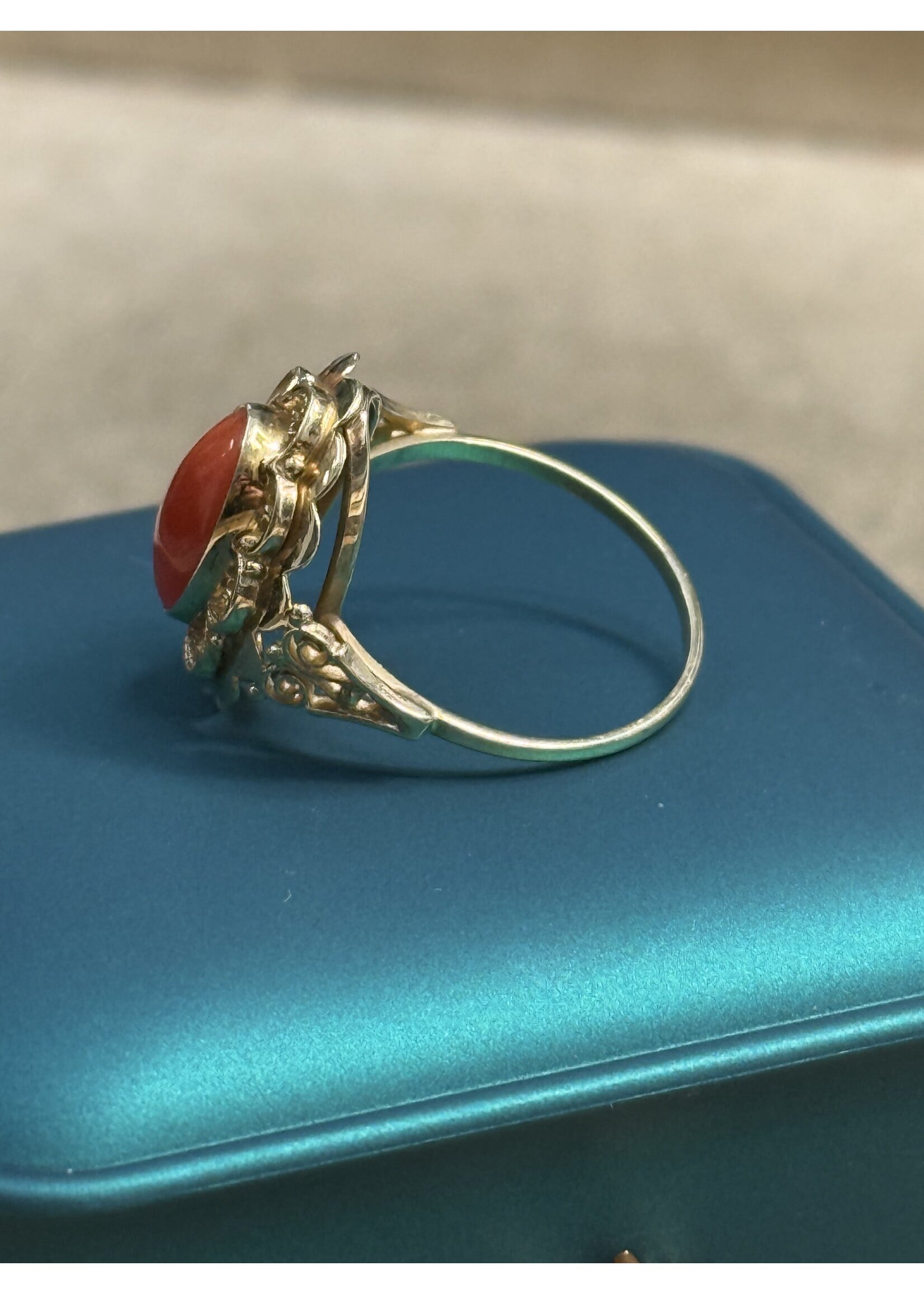 Vintage & Occasion Geelgouden ring met bloedkoraal 14k - maat 18.5