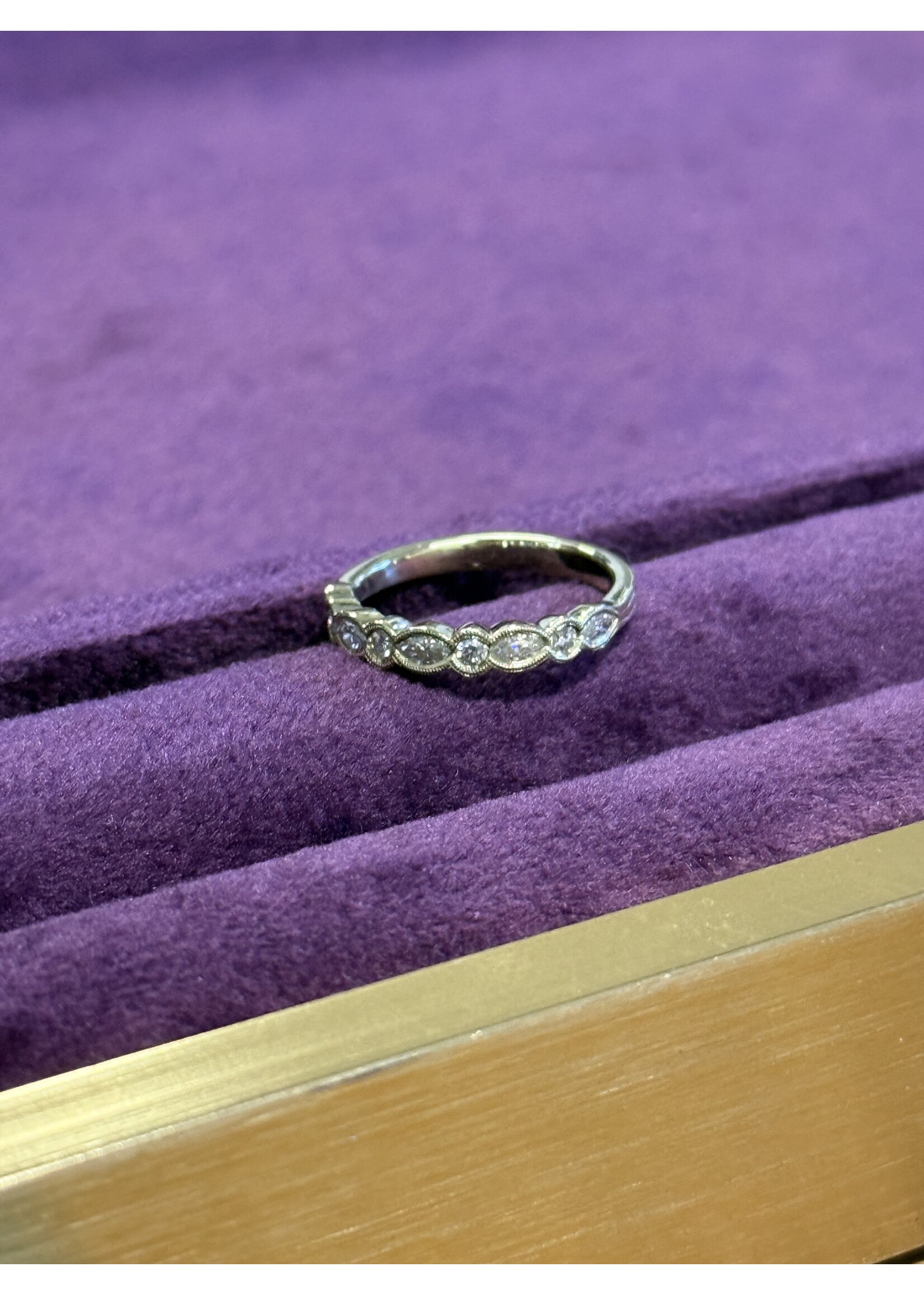 Vintage & Occasion Geelgouden ring met briljant en navette diamanten
