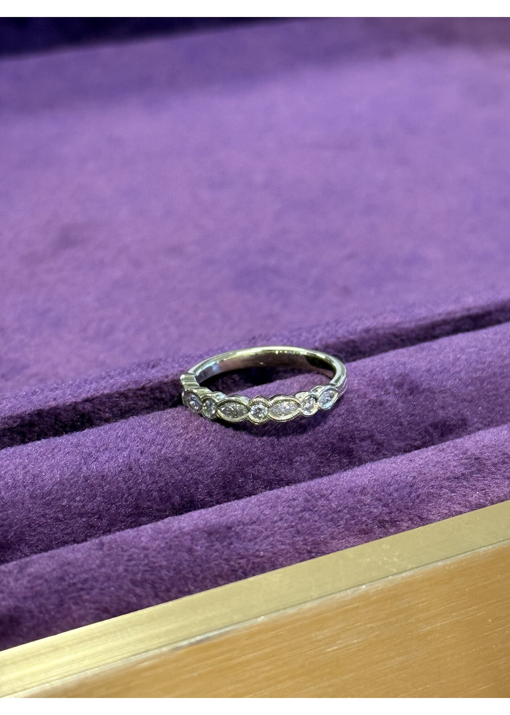 Vintage & Occasion Geelgouden ring met briljant en navette diamanten