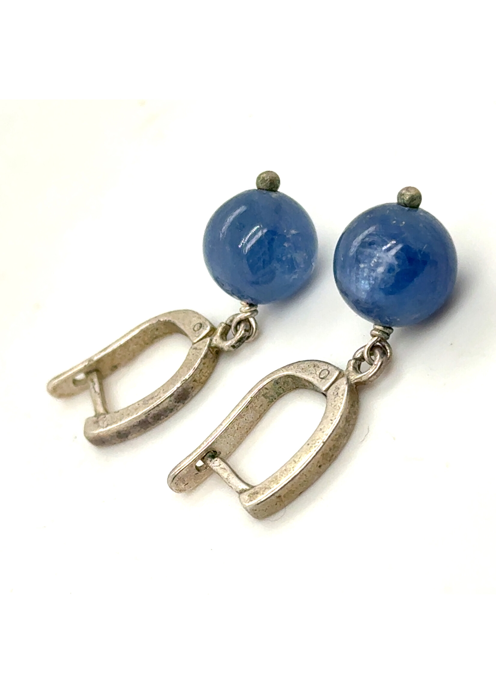 Vintage & Occasion Zilveren oorhangers met blauw edelsteen bollentjes