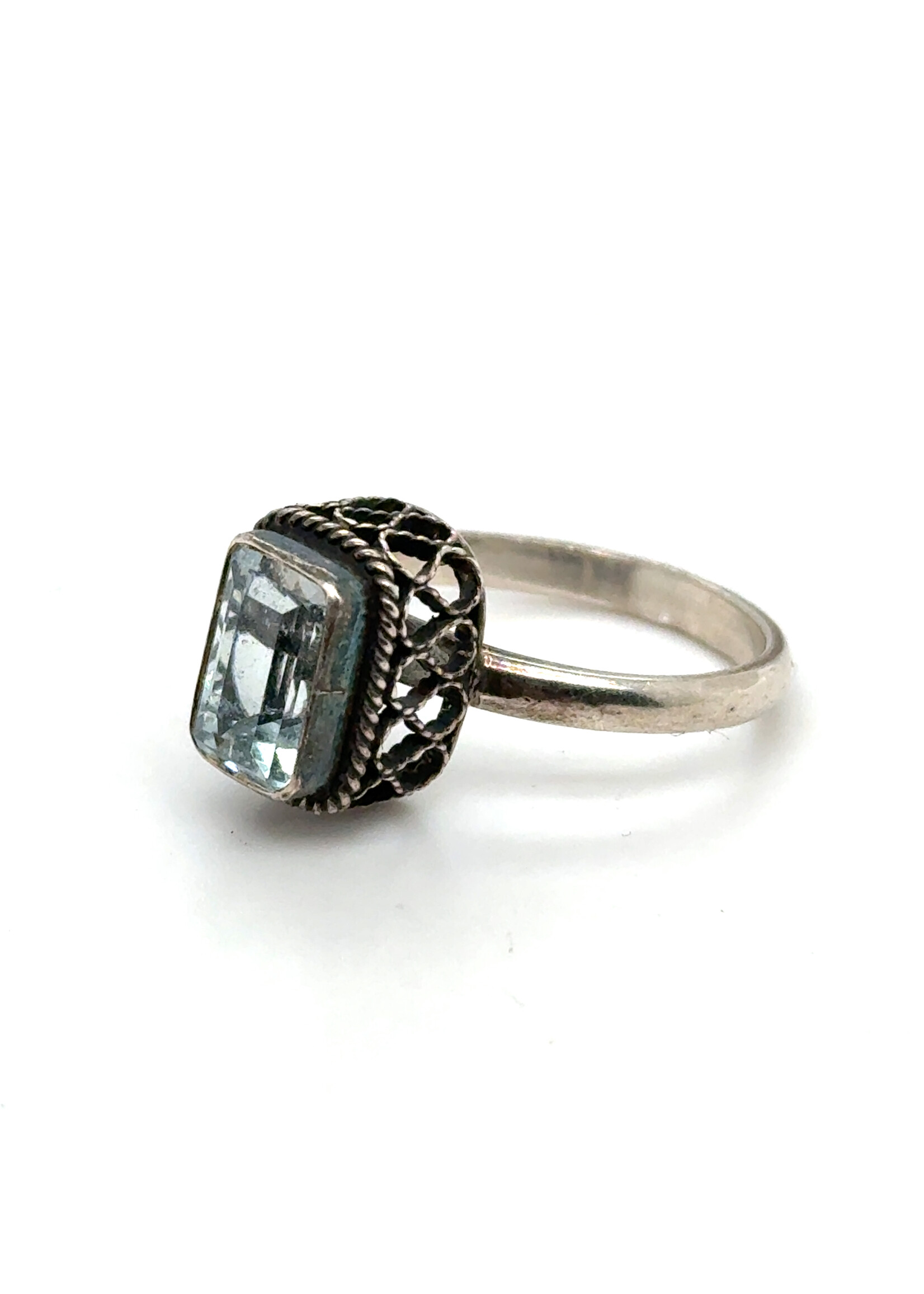 Vintage & Occasion Zilveren vintage  ring met hoge setting met aquamarijn - maat 17.5