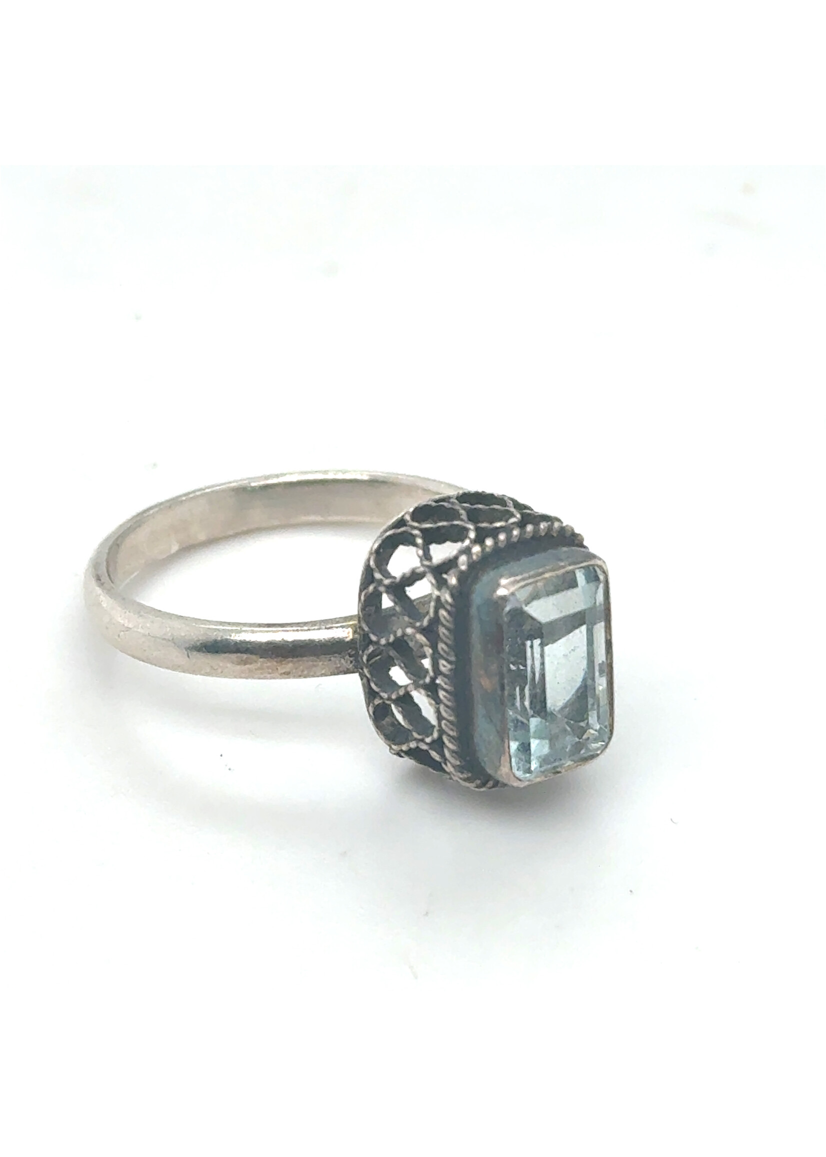 Vintage & Occasion Zilveren vintage  ring met hoge setting met aquamarijn - maat 17.5