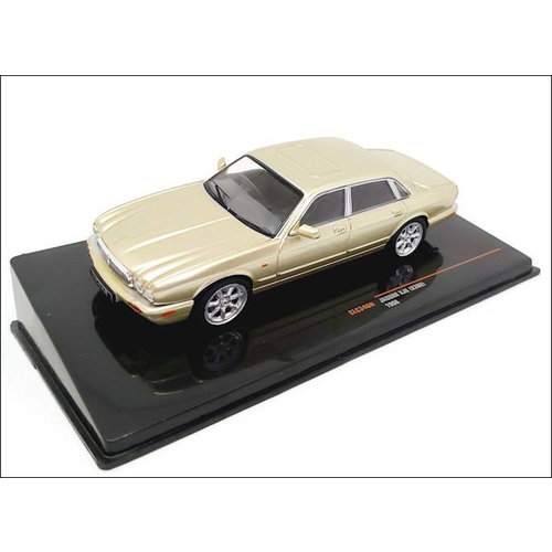 Ixo Models  Jaguar XJ8 (X308) 1998 gold metallic - Modellauto 1:43