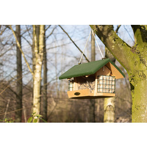 Vogelhäuschen und Vogelfutter Vogelhäuschen und Vogelfutter