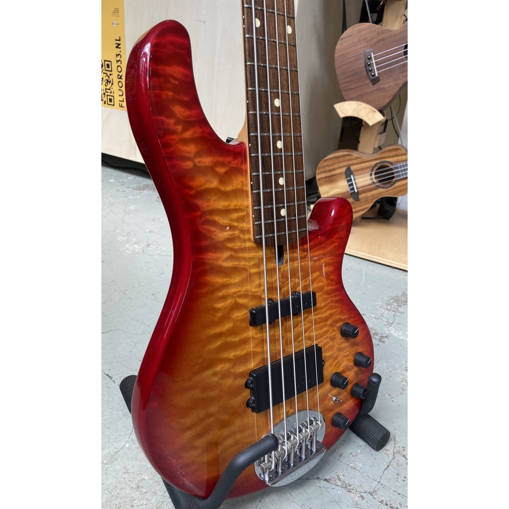 Lakland Lakland 5502 Cherry Sunburst 5 String Skyline Series 2008 (pre-owned)