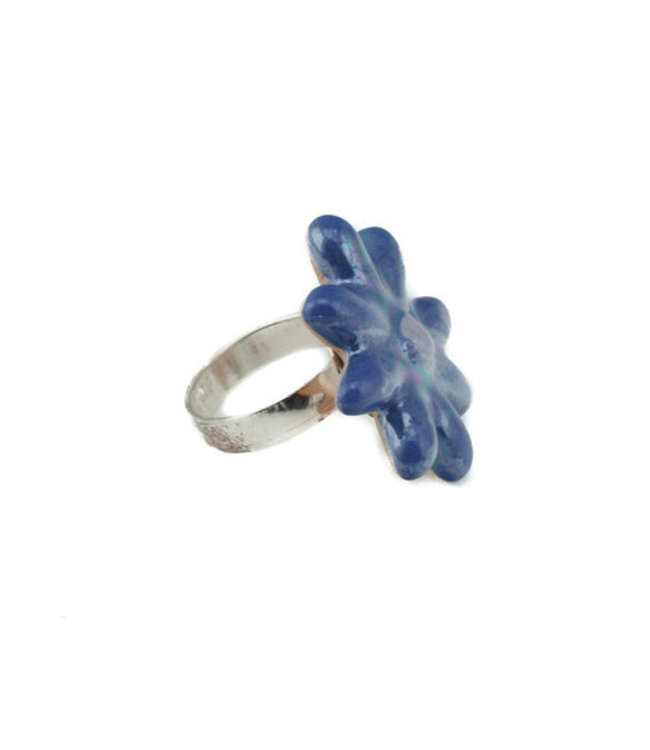 Verstelbare ring Kazuri bloem blauw