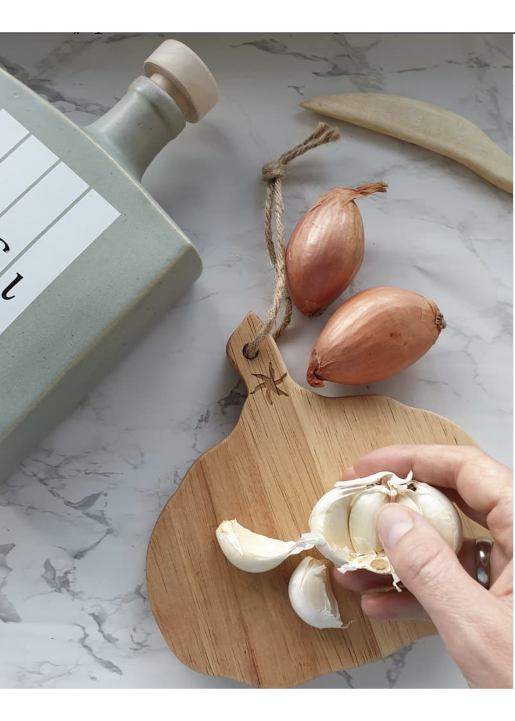 Kanika Wooden cutting board garlic shaped 16cm