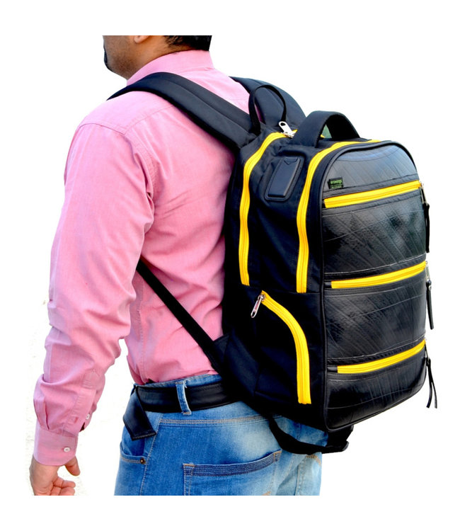 Rubber backpack H45xB33cm with yellow zippers