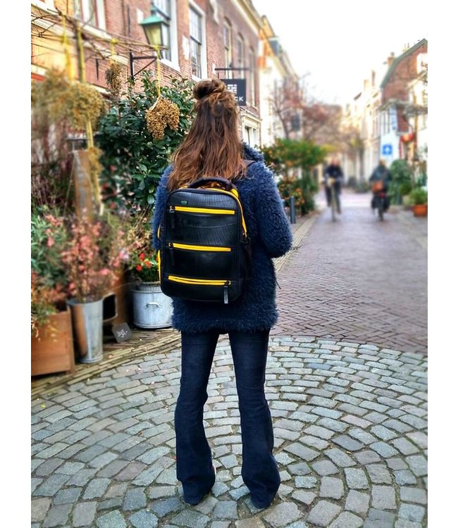 Rubber backpack H45xB33cm with yellow zippers