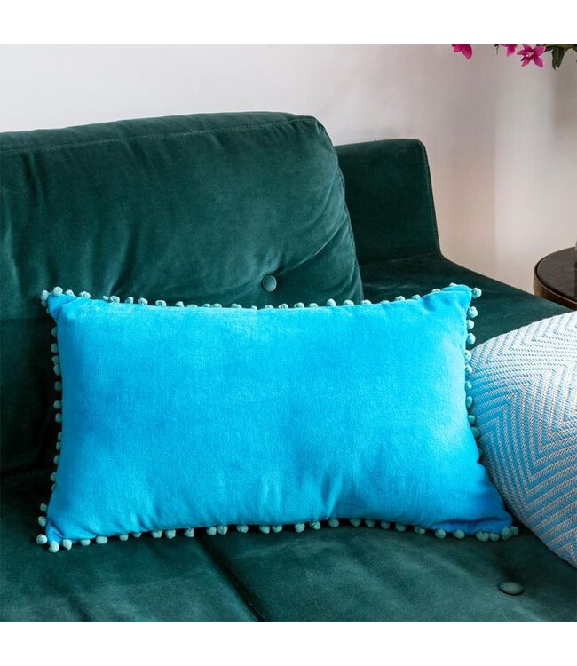 Velours sierkussen blauw met mint groene pompons 33x50cm
