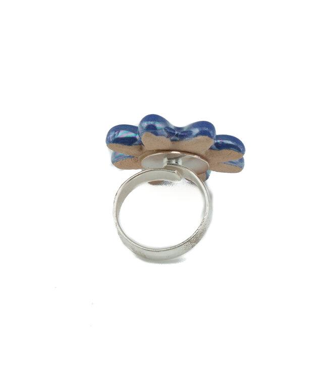 Verstelbare ring Kazuri bloem blauw
